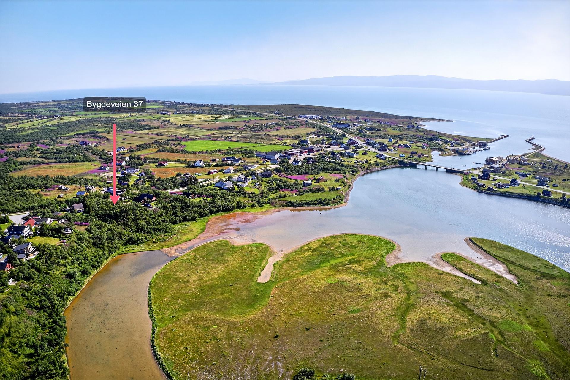 EiendomsMegler1 har gleden av å presentere Bygdeveien 37. En romslig boligtomt i Vestre Jakobselv! Foto: Thomassen Friluft. Bilde nummer 2 av 3