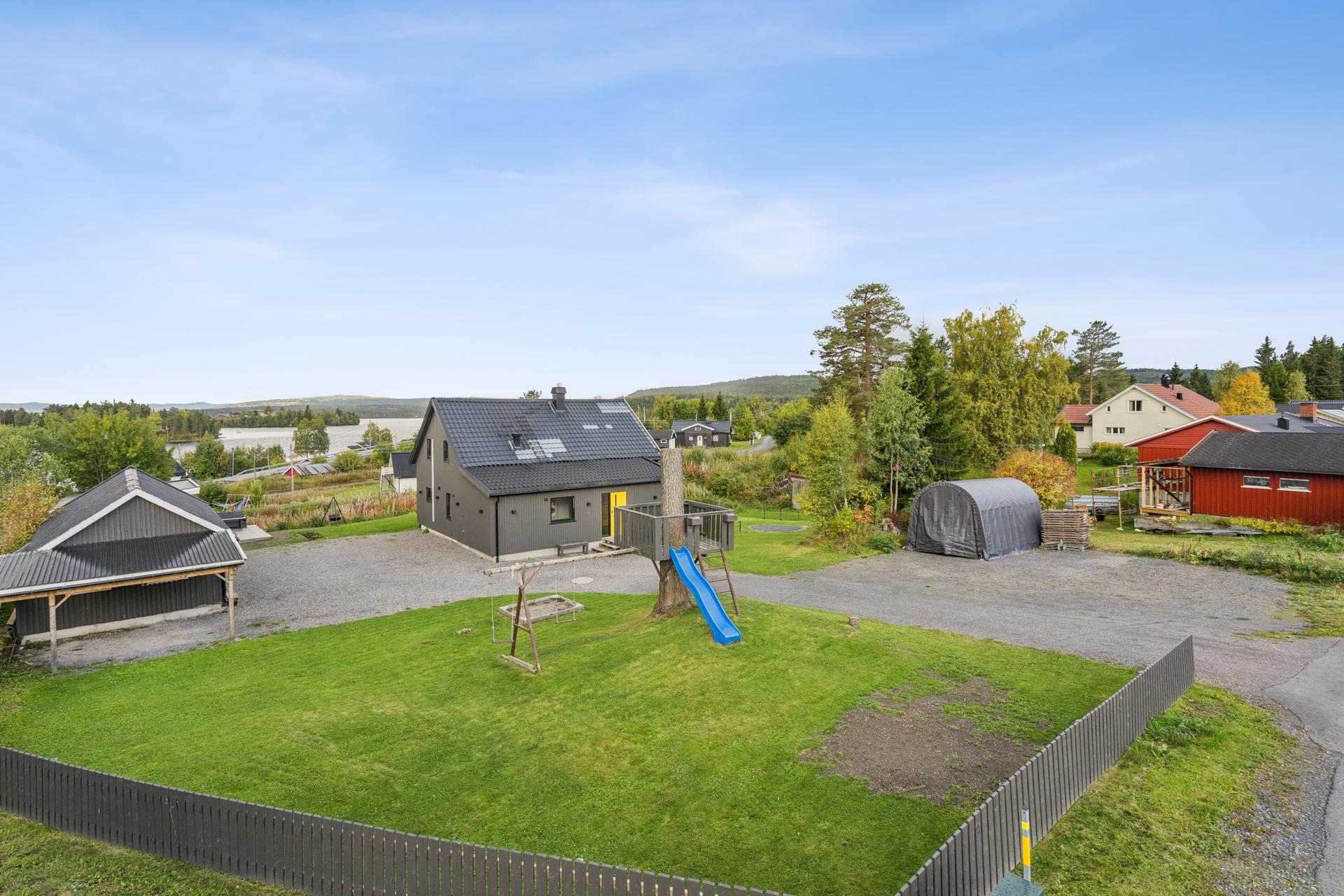 Eiendommen ligger i rolige og trygge omgivelser på Eina, med gode muligheter for friluftsliv, lek og rekreasjon rett utafor døra.. Bilde nummer 2 av 3
