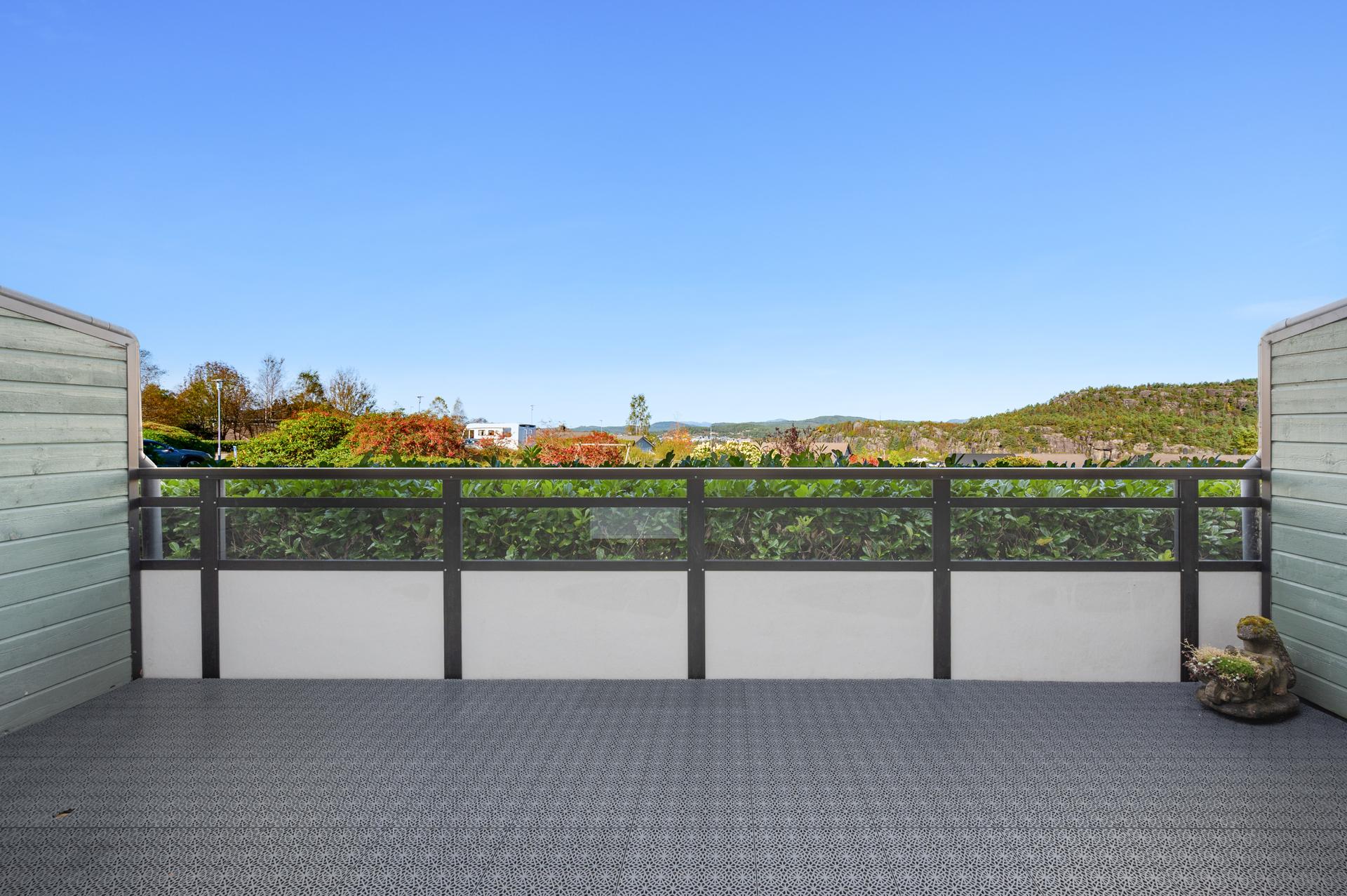 Stor terrasse med god plass til ønsket bruk. . Bilde nummer 3 av 3