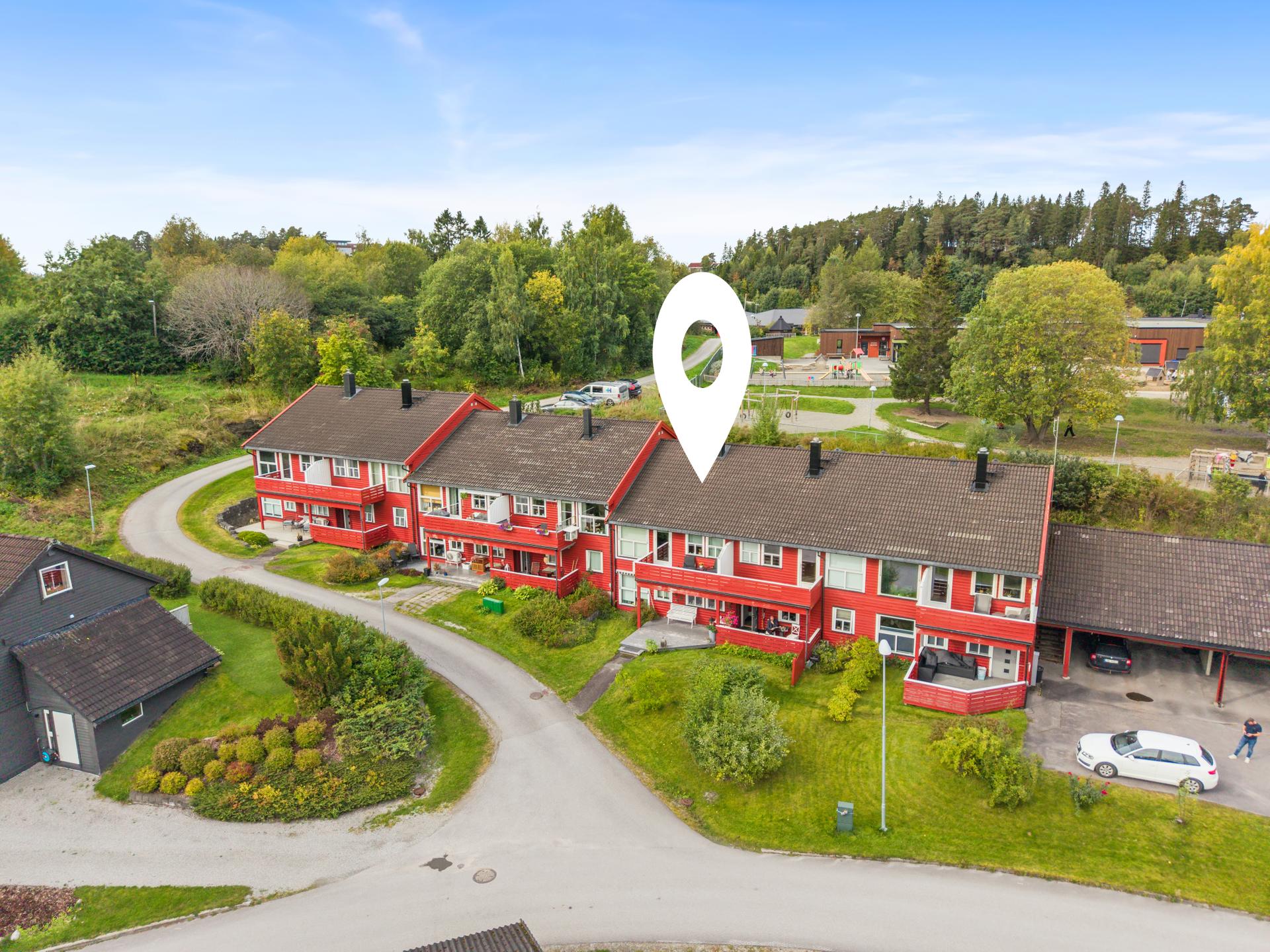 Like ved leiligheten går det gang- og sykkelsti som fører deg umiddelbart til barneskole, lekeplass, fotballanlegg og busstopp.. Bilde nummer 2 av 3