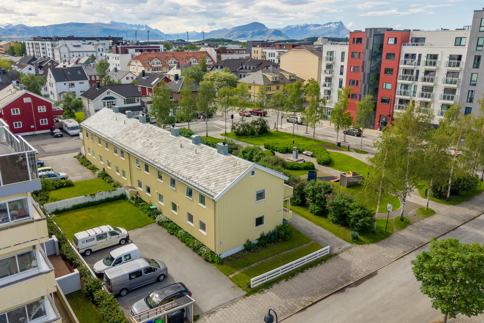 Beliggende sentralt i sentrum, med grense til parkområde og  svært kort vei til alle byens fasliteter.. Bilde nummer 2 av 3