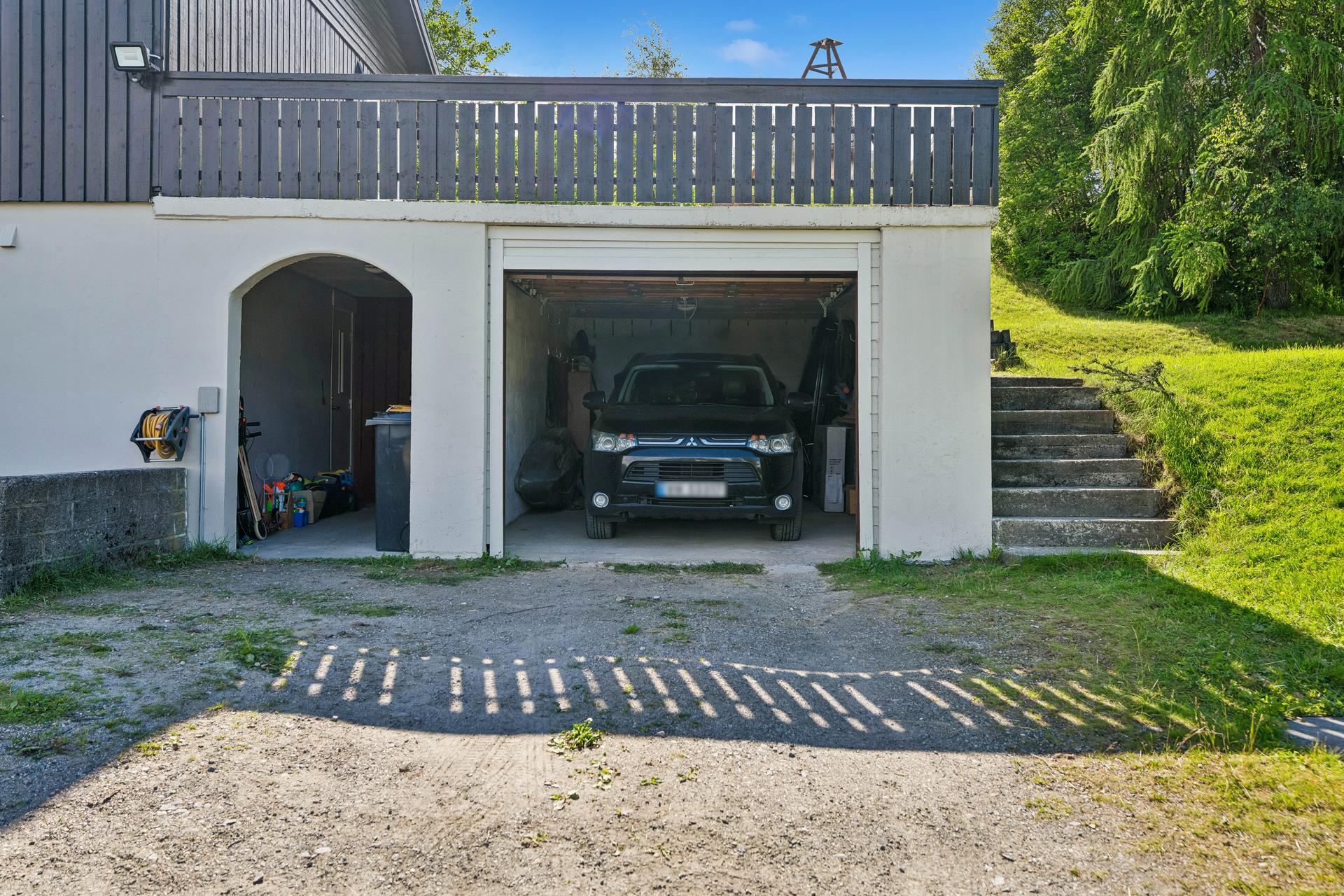 Flere parkeringsmuligheter med både garasje og oppstillingsplass på egen tomt. Bilde nummer 3 av 3