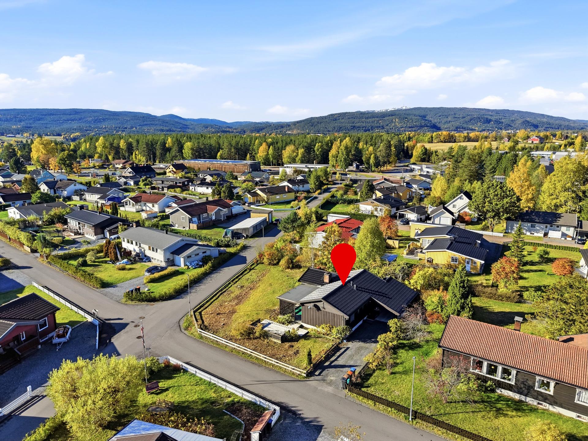 Eiendomsmegler Lars Bredeveien presenterer en enebolig på en solrik hjørnetomt i et barnevennlig boligområde på Rudsmoen. Velkommen til Brinkveien 1. Foto: Arild Brun Kjeldaas.. Bilde nummer 1 av 3
