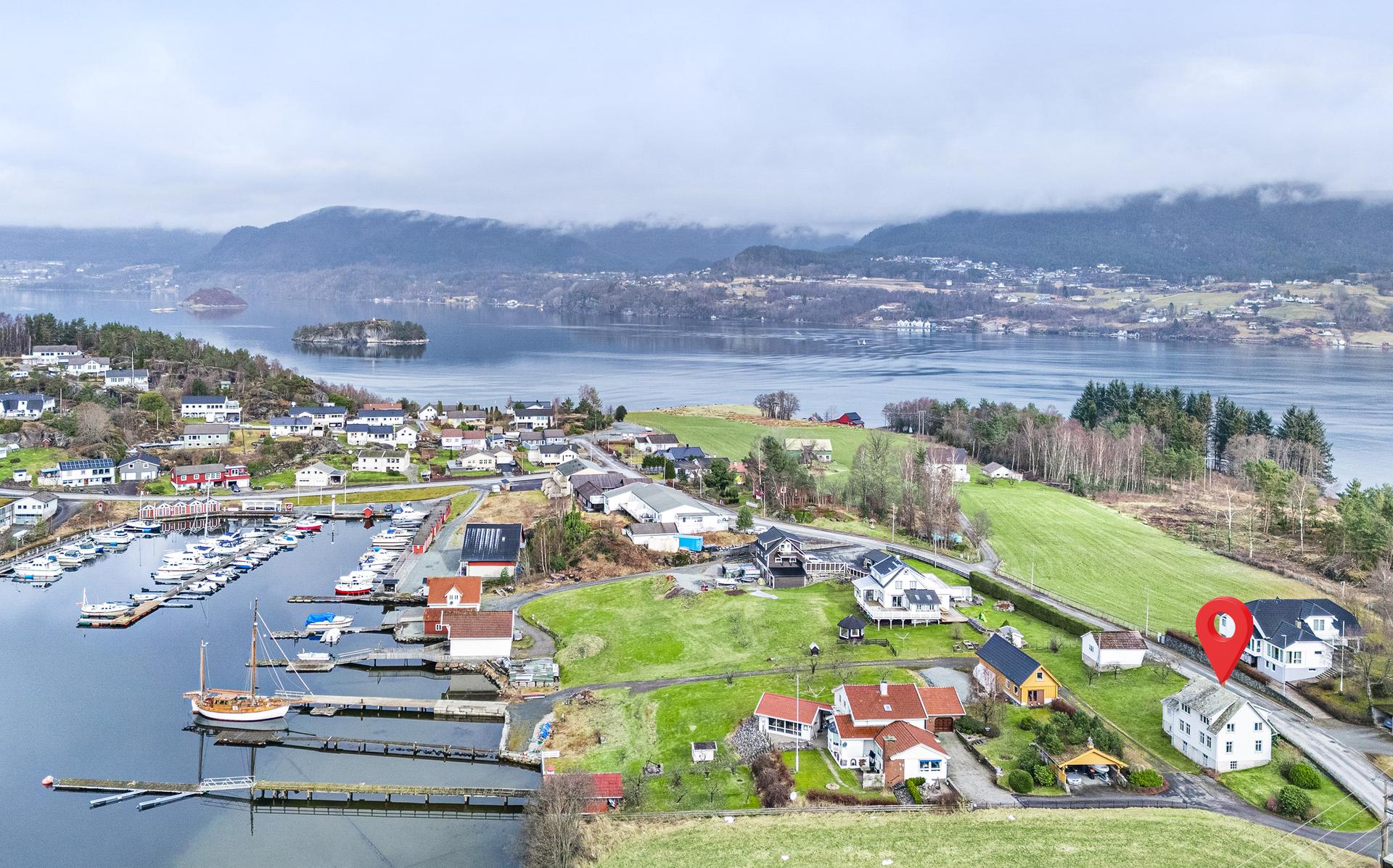 Gangavstand til båthavn og flott opparbeidet badestrand. Bilde nummer 1 av 3