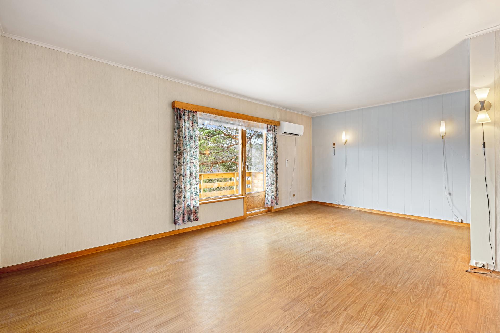 Stuen har varmepumpe og utgang til balkongen.. Bilde nummer 3 av 3