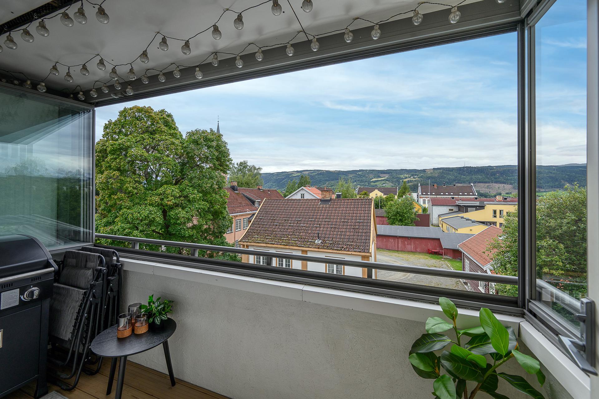 Leiligheten ligger fint med vestvendt beliggenhet og gode solforhold. Bilde nummer 2 av 3