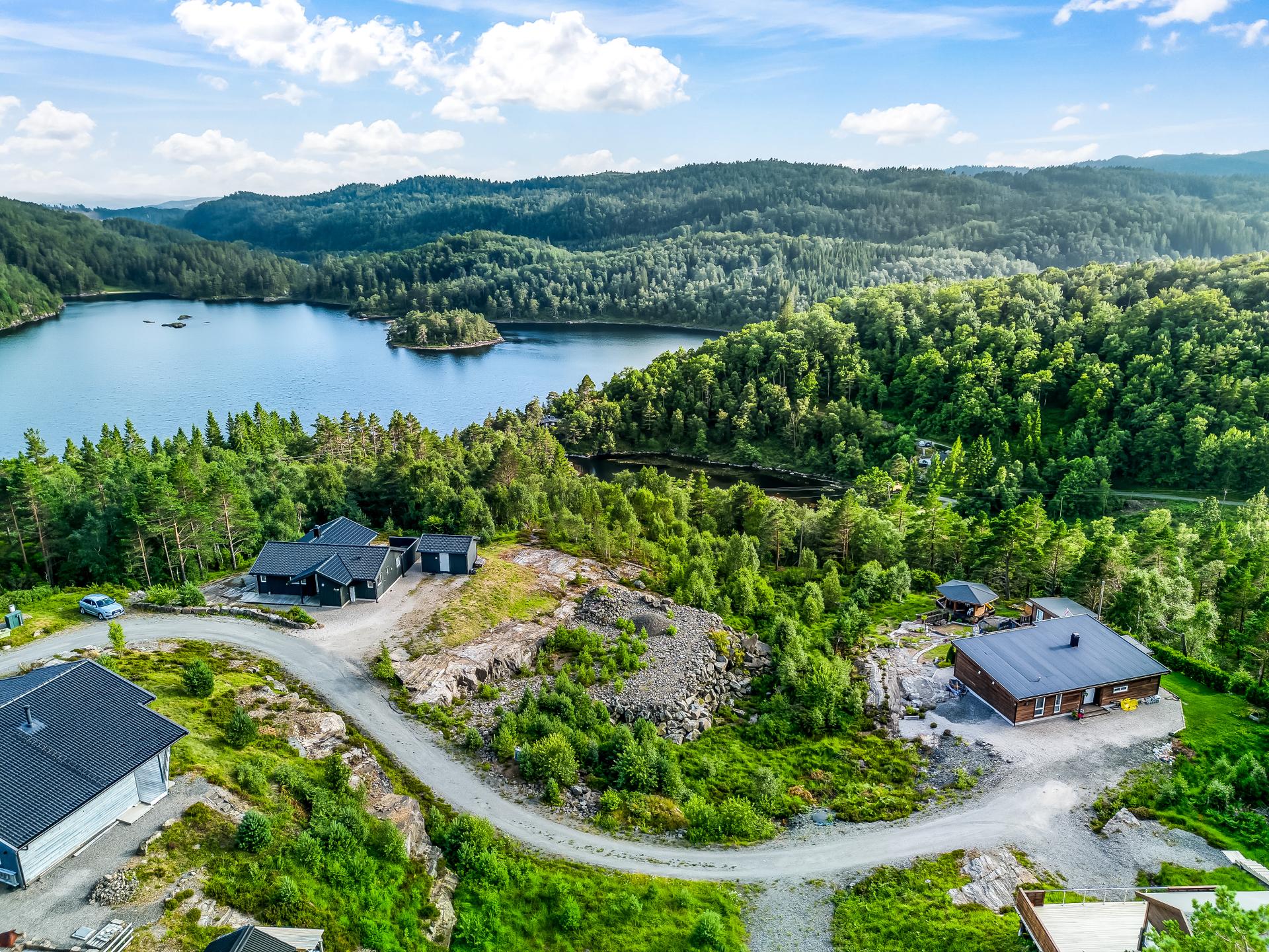 Byggeklar hyttetomt med utsikt mot Handelandsvannet i et veletablert hytteområde.. Bilde nummer 2 av 3