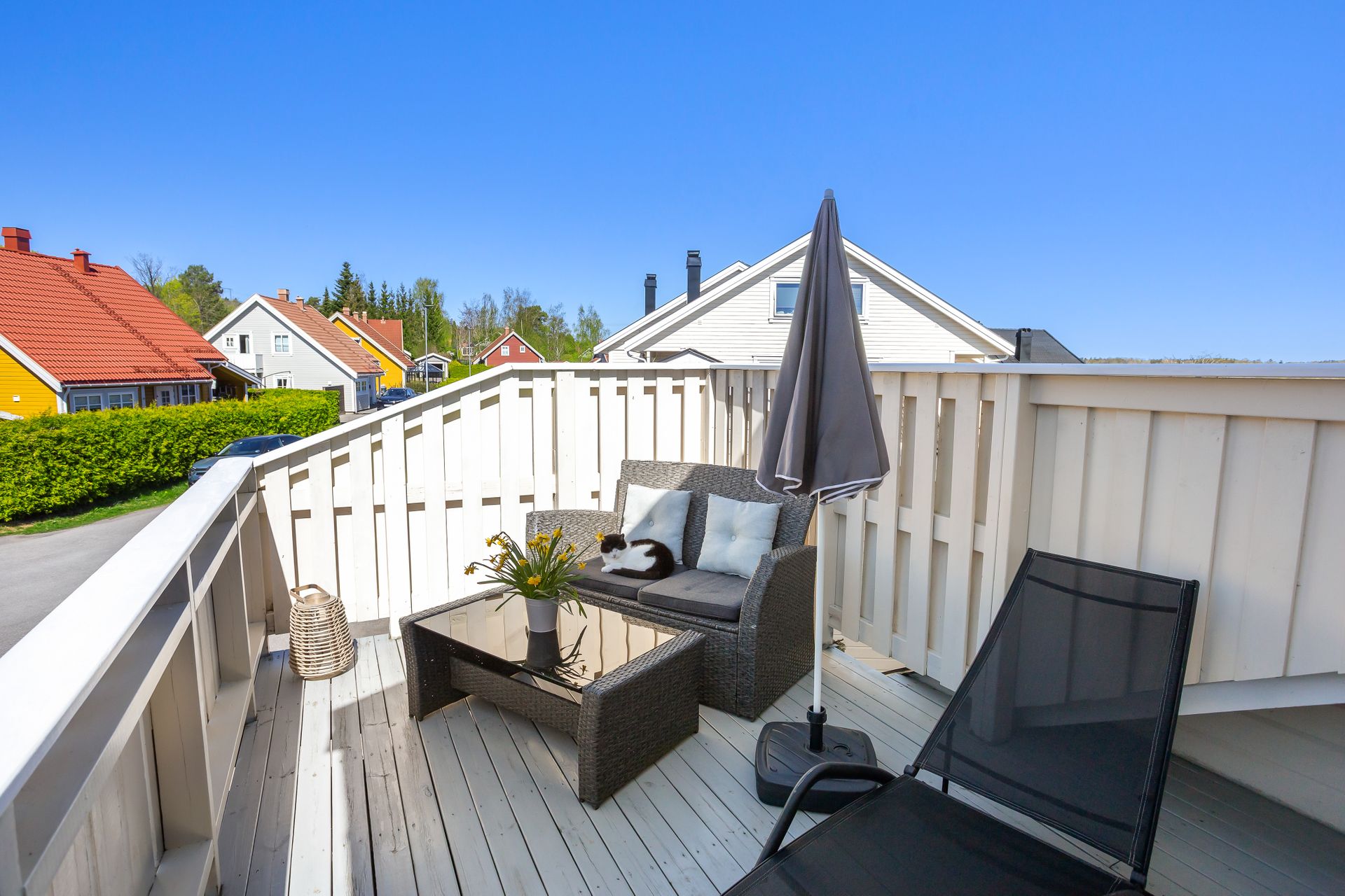 Stor, solrik  og usjenert  terrasse. Bilde nummer 2 av 3