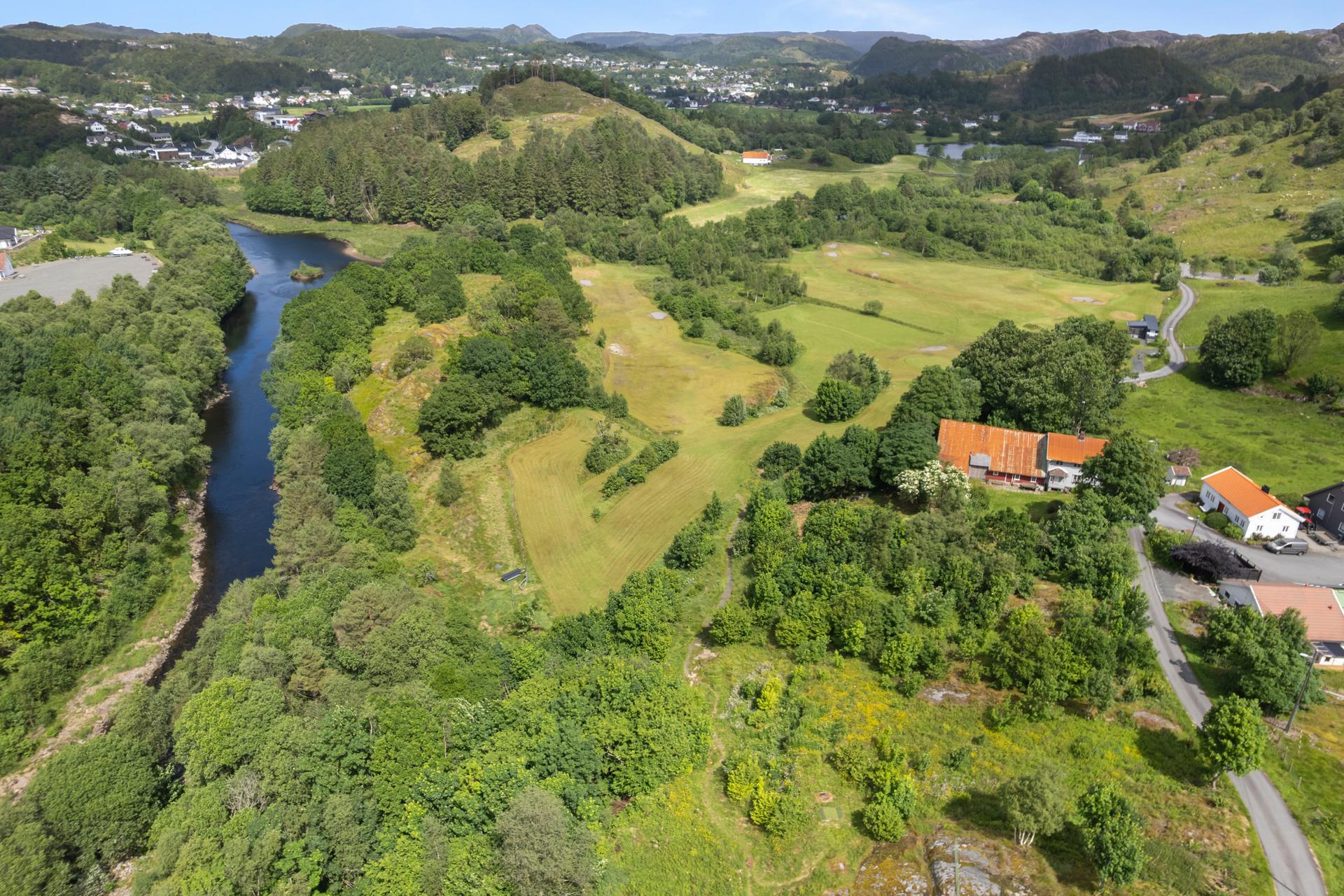 Eiendommen ligger i landlige og naturskjønne omgivelser i Sokndal kommune.. Bilde nummer 3 av 3