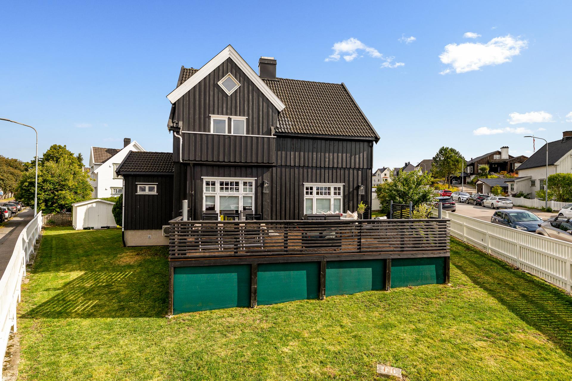 Innholdsrik enebolig over fire plan med stor, sørvendt terrasse og dobbelgarasje.. Bilde nummer 2 av 3