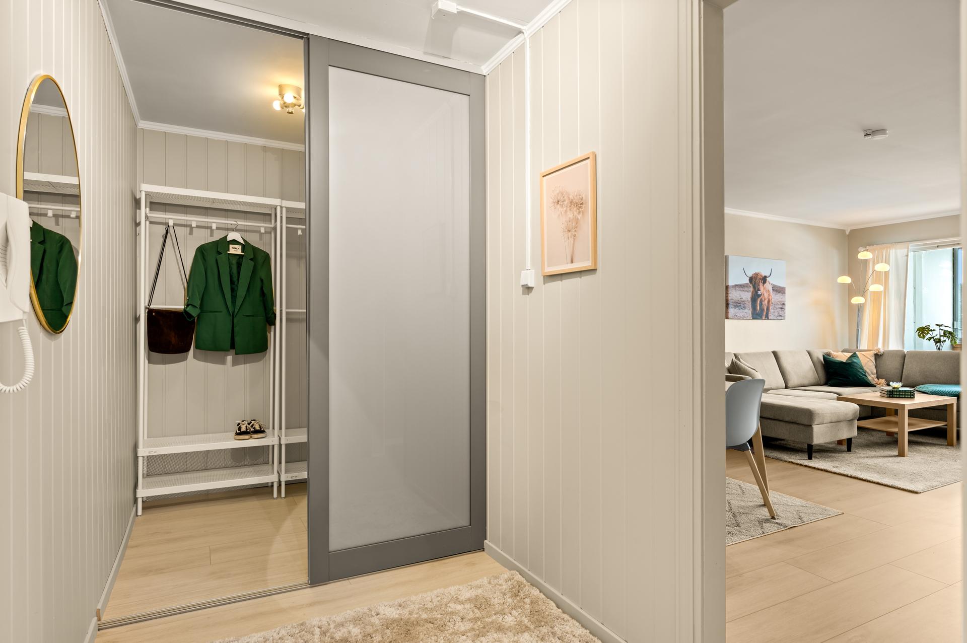 Leiligheten har en innbydende entré med adkomst til en separat garderobedel.. Bilde nummer 2 av 3