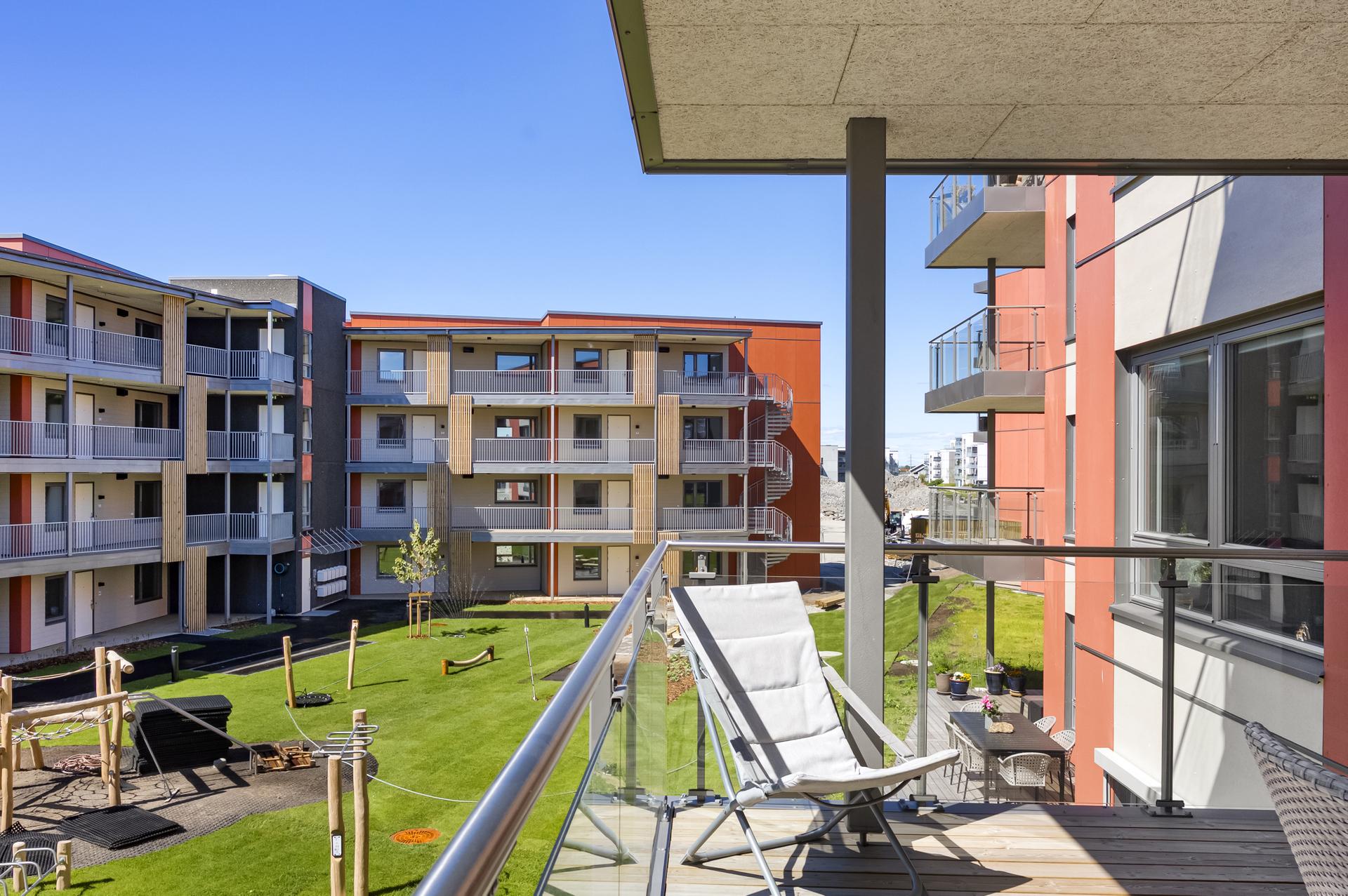 Fra stuen er det utgang til en overbygget veranda på 12 m². Her er det god plass til en sittegruppe.. Bilde nummer 2 av 3