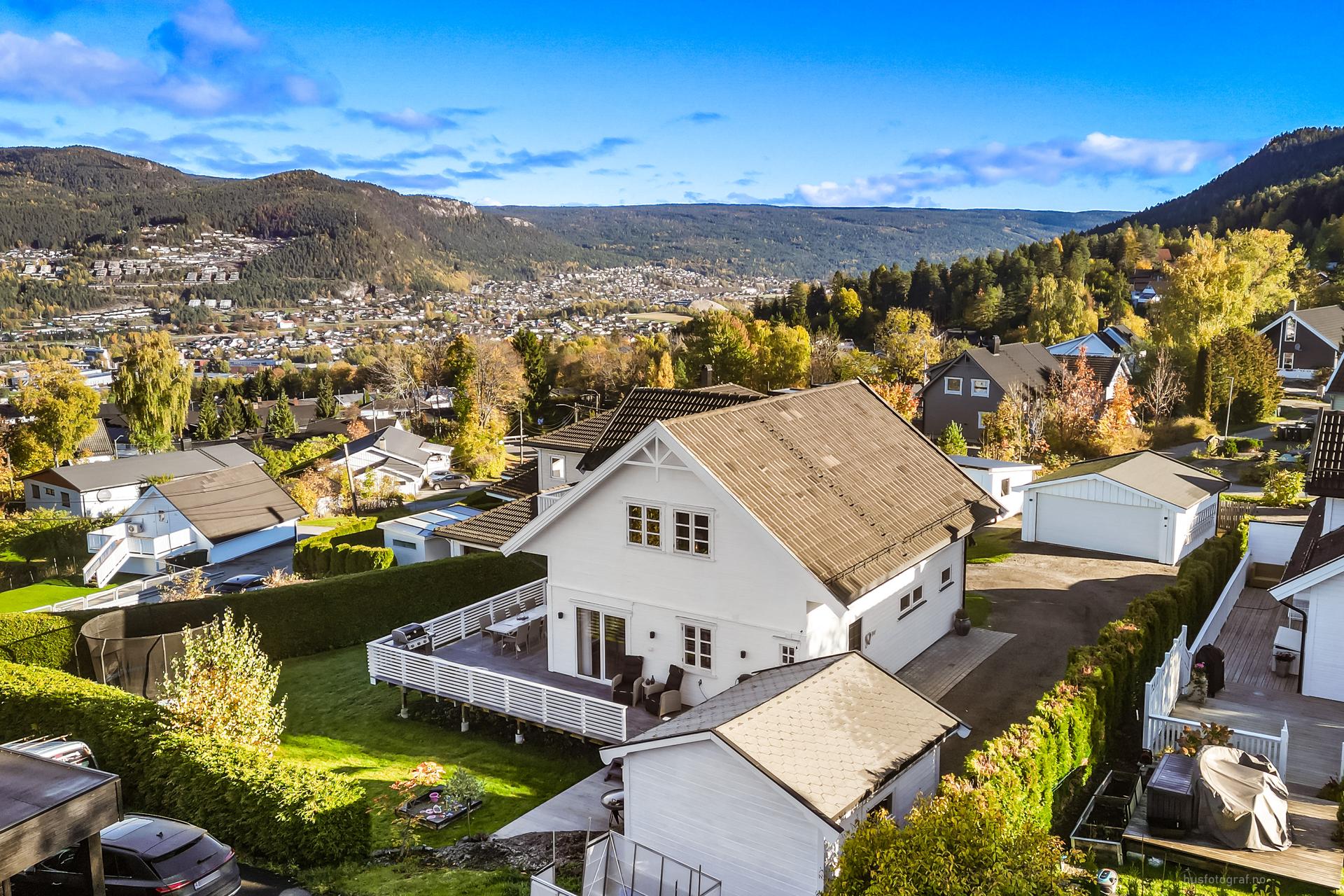 Frittliggende enebolig med opparbeidet tomt, stor terrasse og fin utsikt.. Bilde nummer 2 av 3