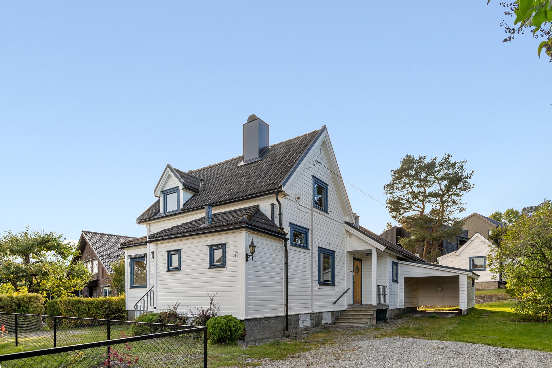 Eiendommen har parkering i tilhørende carport og romslig plass på egen gårdsplass.. Bilde nummer 3 av 3
