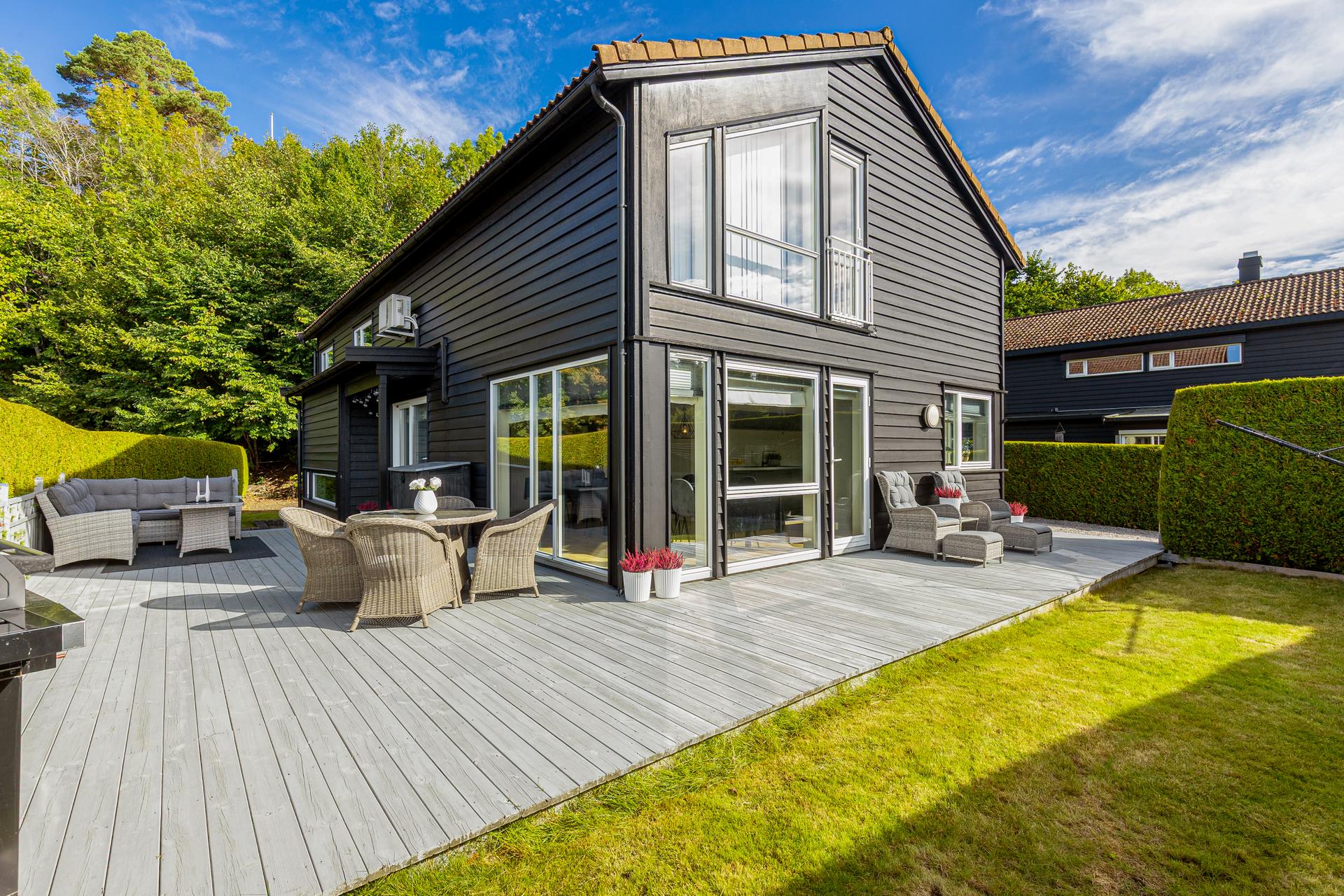 EiendomsMegler1 ved Jørgen Thorkildsen ønsker velkommen til Bokfinkvegen 13!     Meget tiltalende familiebolig med 4 soverom, 3 stuer og 2 bad | Terrasse på ca. 61 m² | Garasje | Usjenert på Flåtten          Foto Inbovi. Bilde nummer 1 av 3