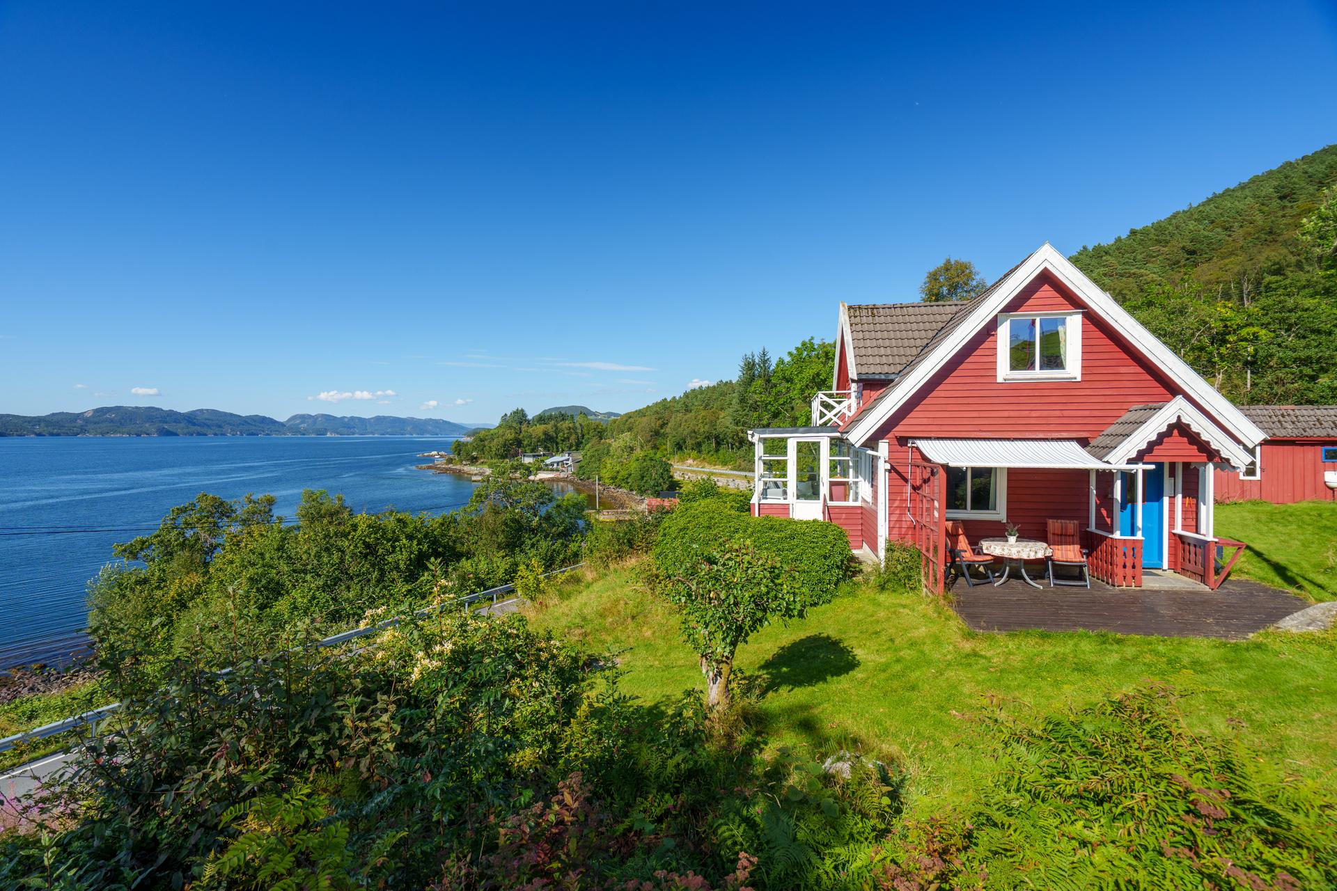 Velkommen til Vikevegen 755! Presentert av Eiendomsmegler 1 v/Tonje Krakk. Foto: FotoYoon. Bilde nummer 1 av 3