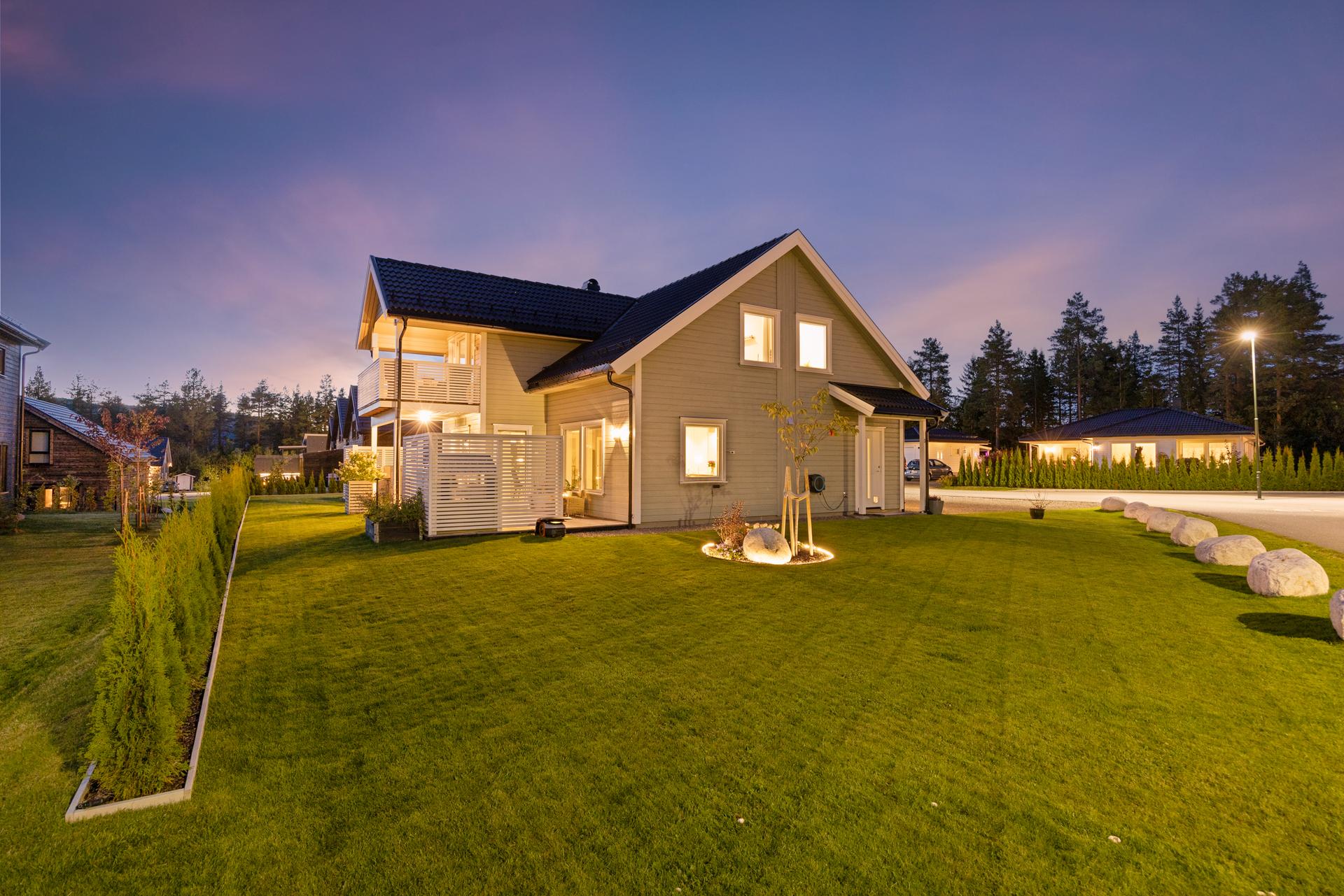 Flott hageanlegg rundt boligen med plen, hekk og annen beplantning.. Bilde nummer 3 av 3