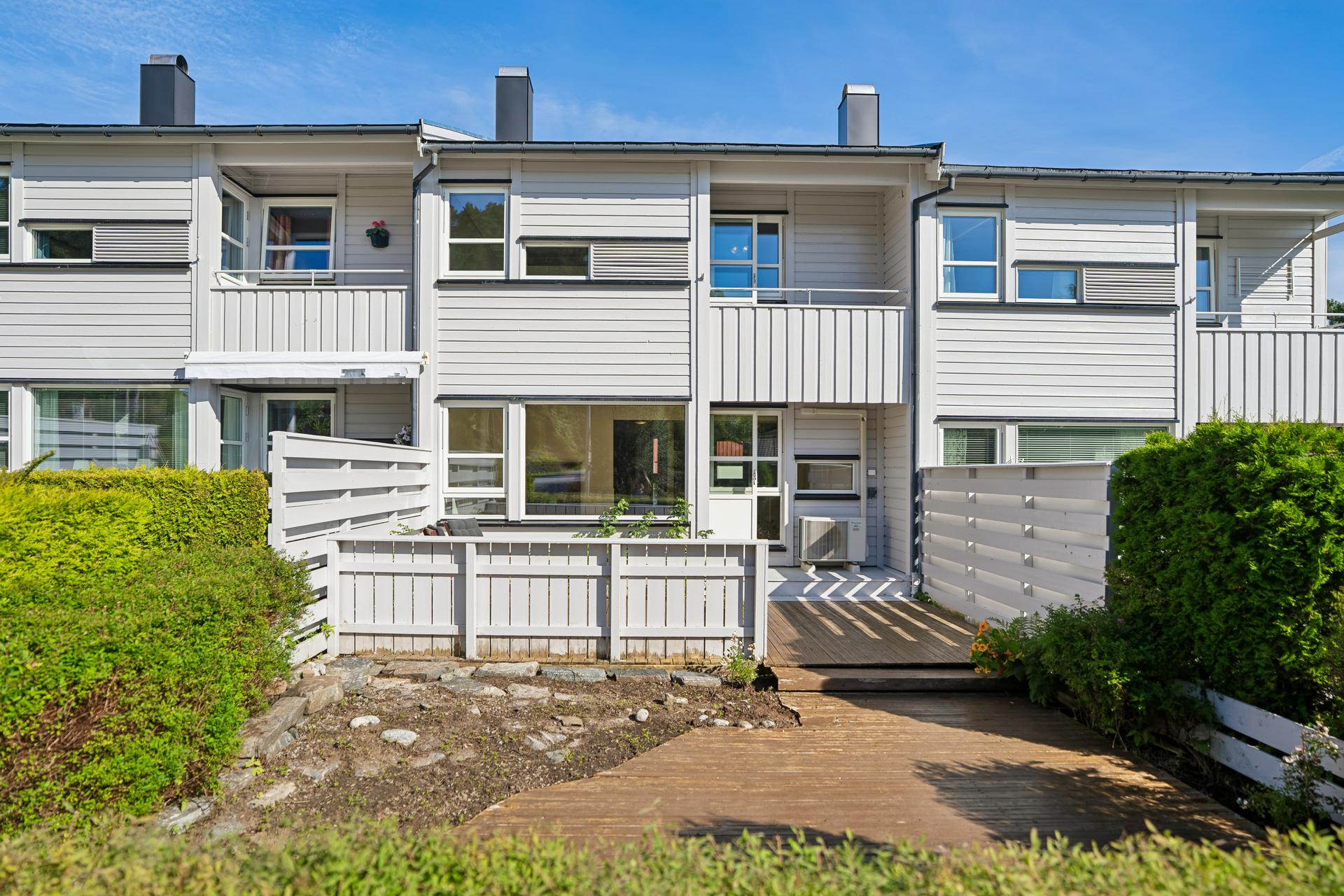 Boligen er innholdsrik med bl.a. 3 soverom, eget vaskerom og rikelig med lagringsplass.. Bilde nummer 3 av 3