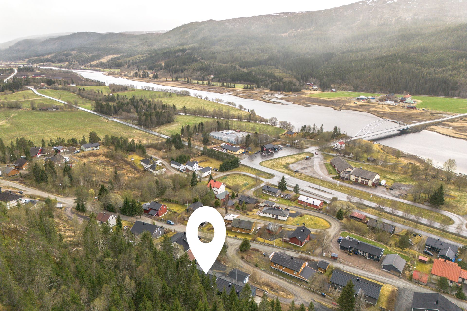 Rolig beliggenhet i boligfelt på Sjøåsen. Matbutikk i gangavstand. 14 km til Namdalseid skole og 24 km til Namdalseid sentrum. . Bilde nummer 3 av 3