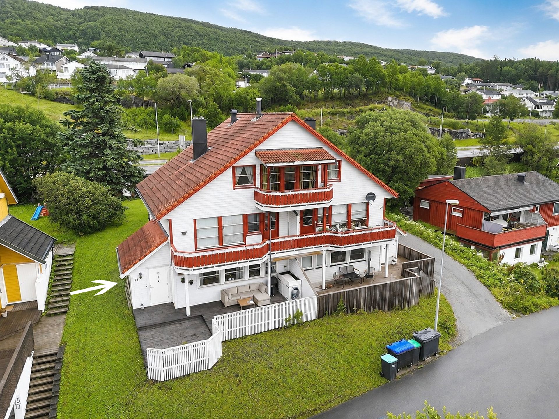 Boligen ligger på Hunstadmoen, med sjøen like nedenfor og lite gjennomgangstrafikk.



. Bilde nummer 2 av 3