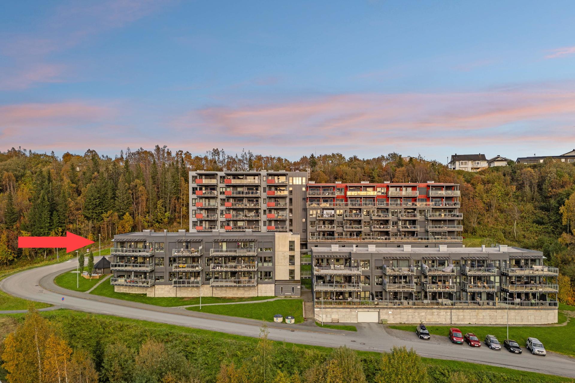 Bygget ble oppført i 2017 i Lyngheimåsen, med heisadkomst og faste plasser i felles garasjeanlegg.. Bilde nummer 3 av 3