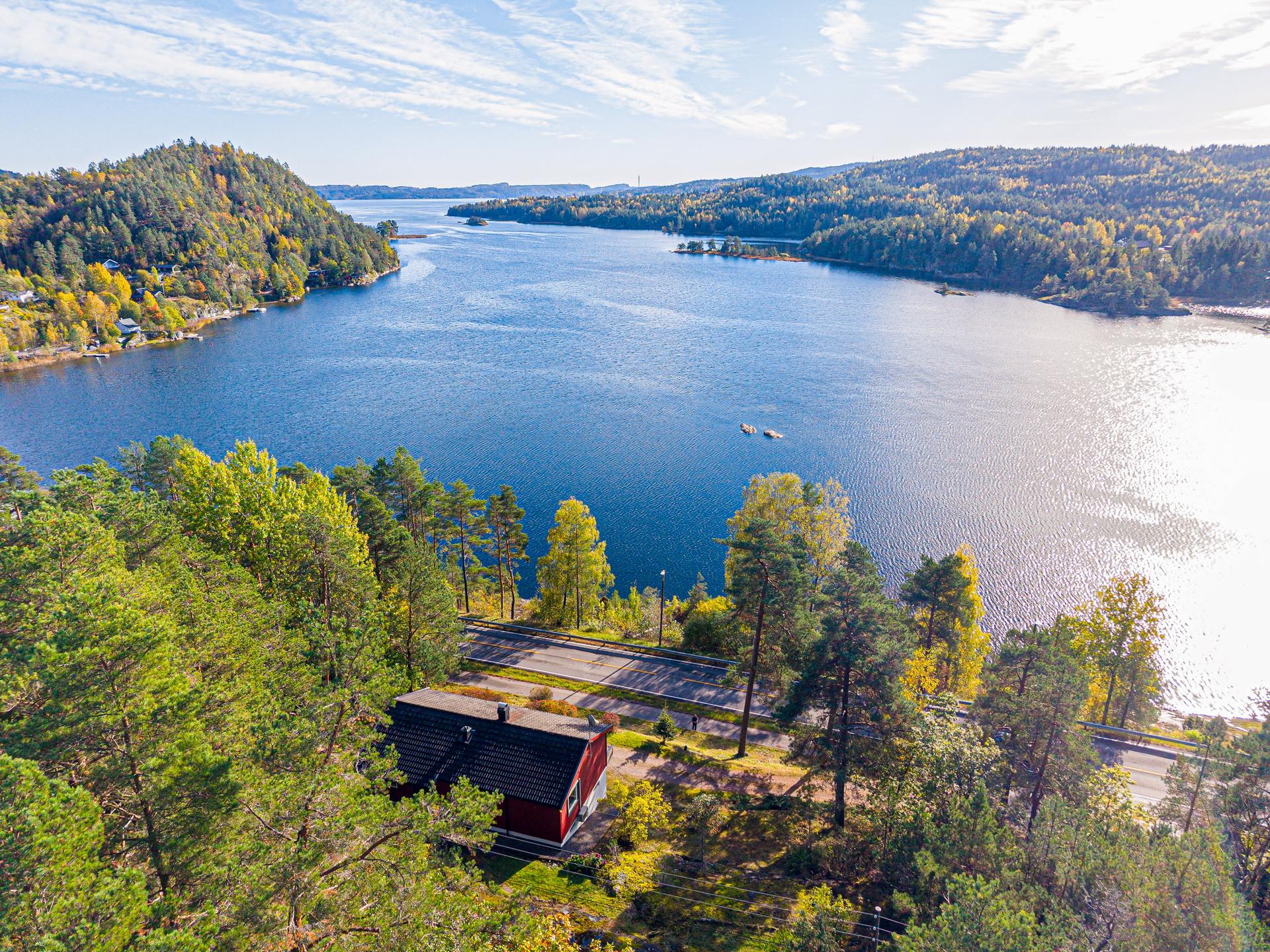EiendomsMegler1 v/Jørgen Thorkildsen ønsker velkommen til Svanvikvegen 520. Foto: [Inbovi AS]. Bilde nummer 1 av 3