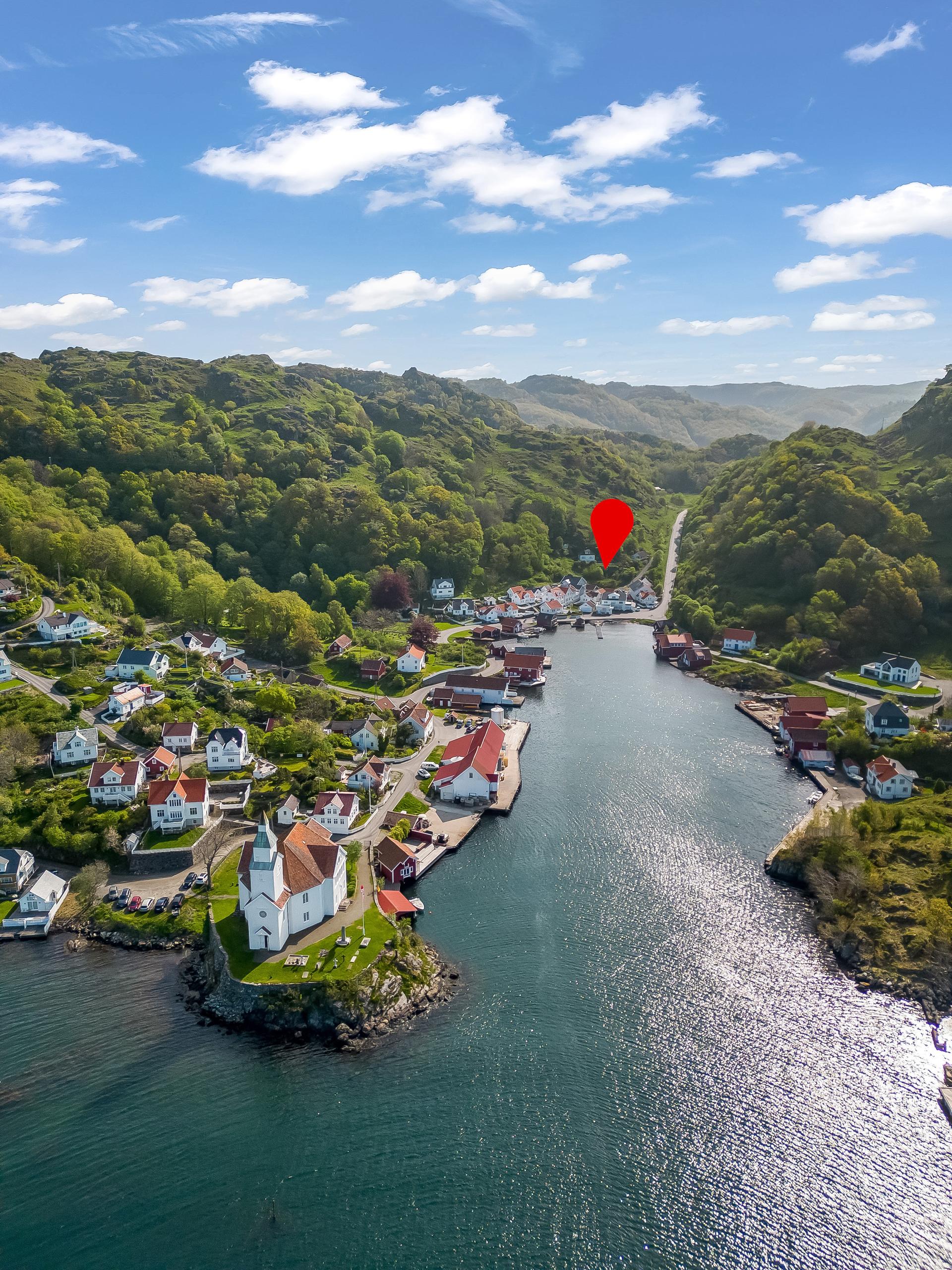 I Kirkehamn finner du stor gjestehavn, fiskemottak, populær restaurant, koselig gjestgiveri, matvarebutikk og postkontor - og er et meget attraktivt ferieområde. . Bilde nummer 3 av 3