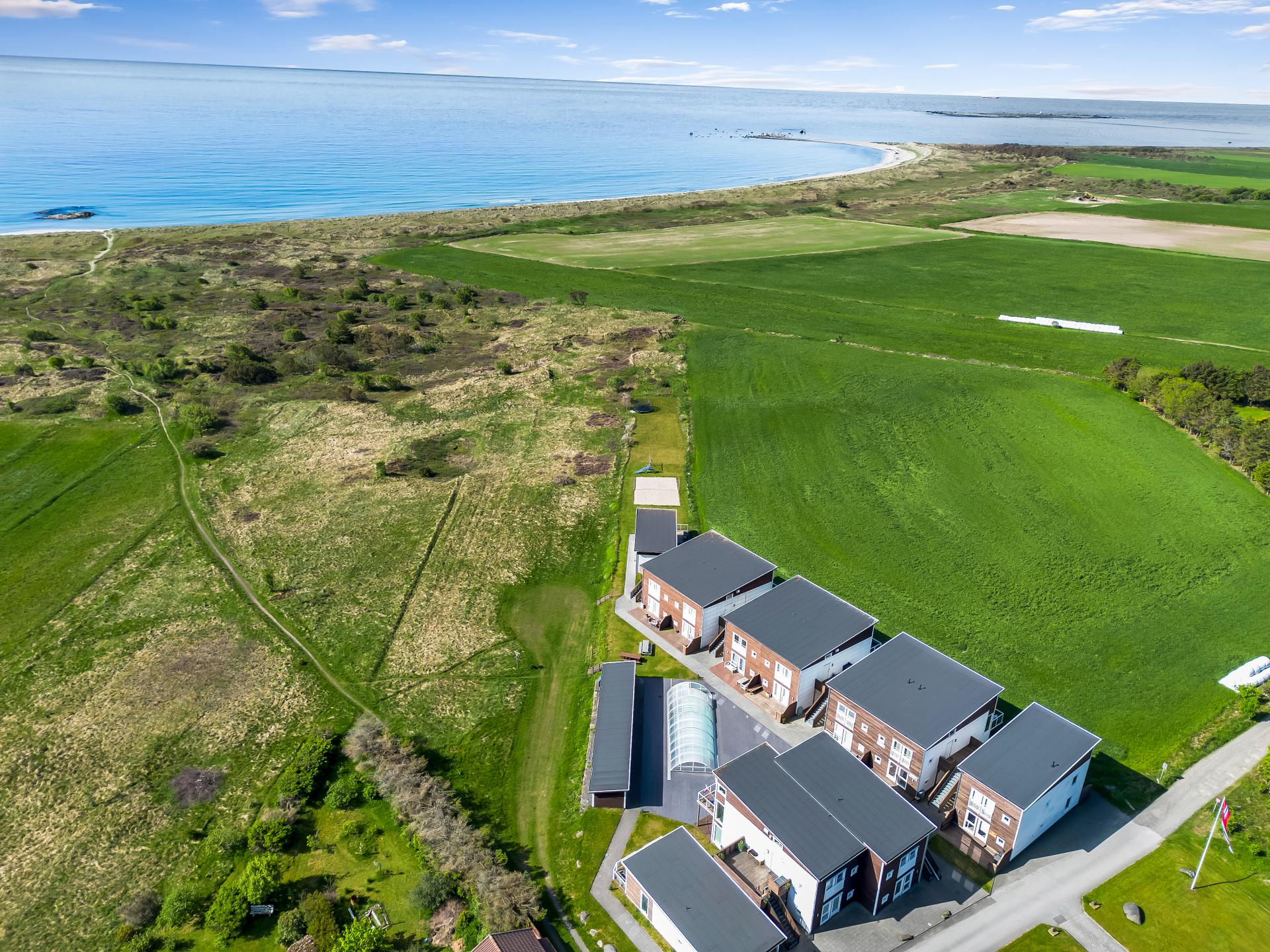 Feriesenteret ligger skjermet til, med kort avstand ned til strandlinjen.. Bilde nummer 2 av 3