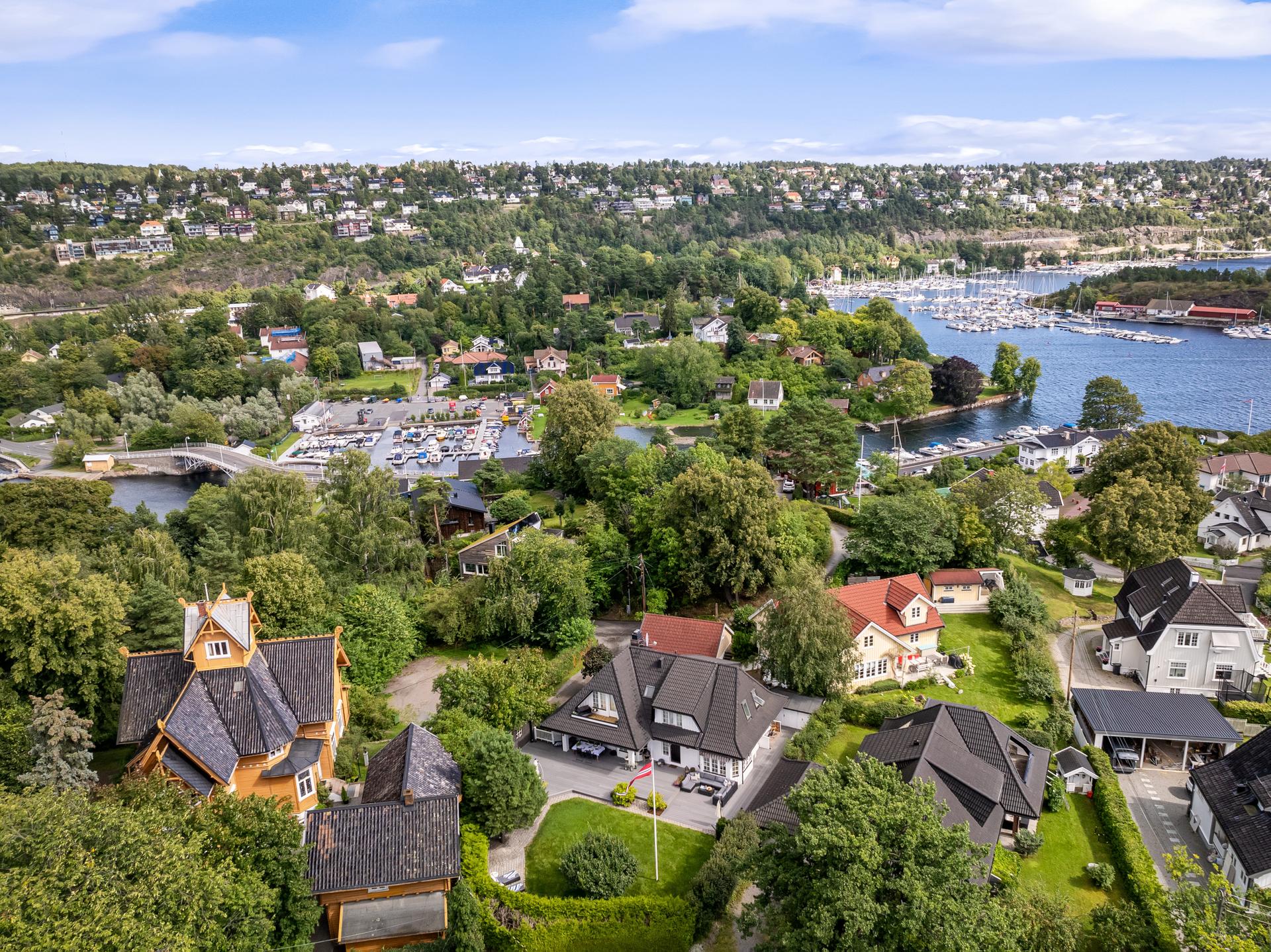Fra eiendommen er det gangavstand til sjøen og kun 10 min til sentrum.. Bilde nummer 2 av 3