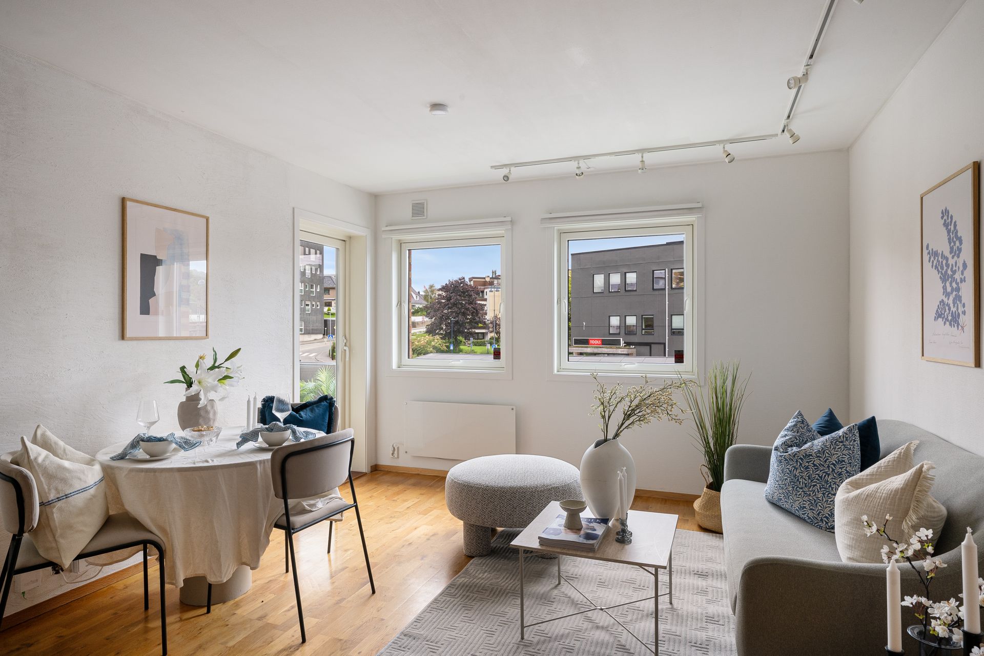 Eiendomsmegler 1 v/Oline Normann presenterer: Sentral og lys 2-roms selveierleilighet med balkong | Heis | Parkering i lukket garasjeanlegg | Midt i Sandnes sentrum. Foto: Stian Dirdal. Bilde nummer 1 av 3