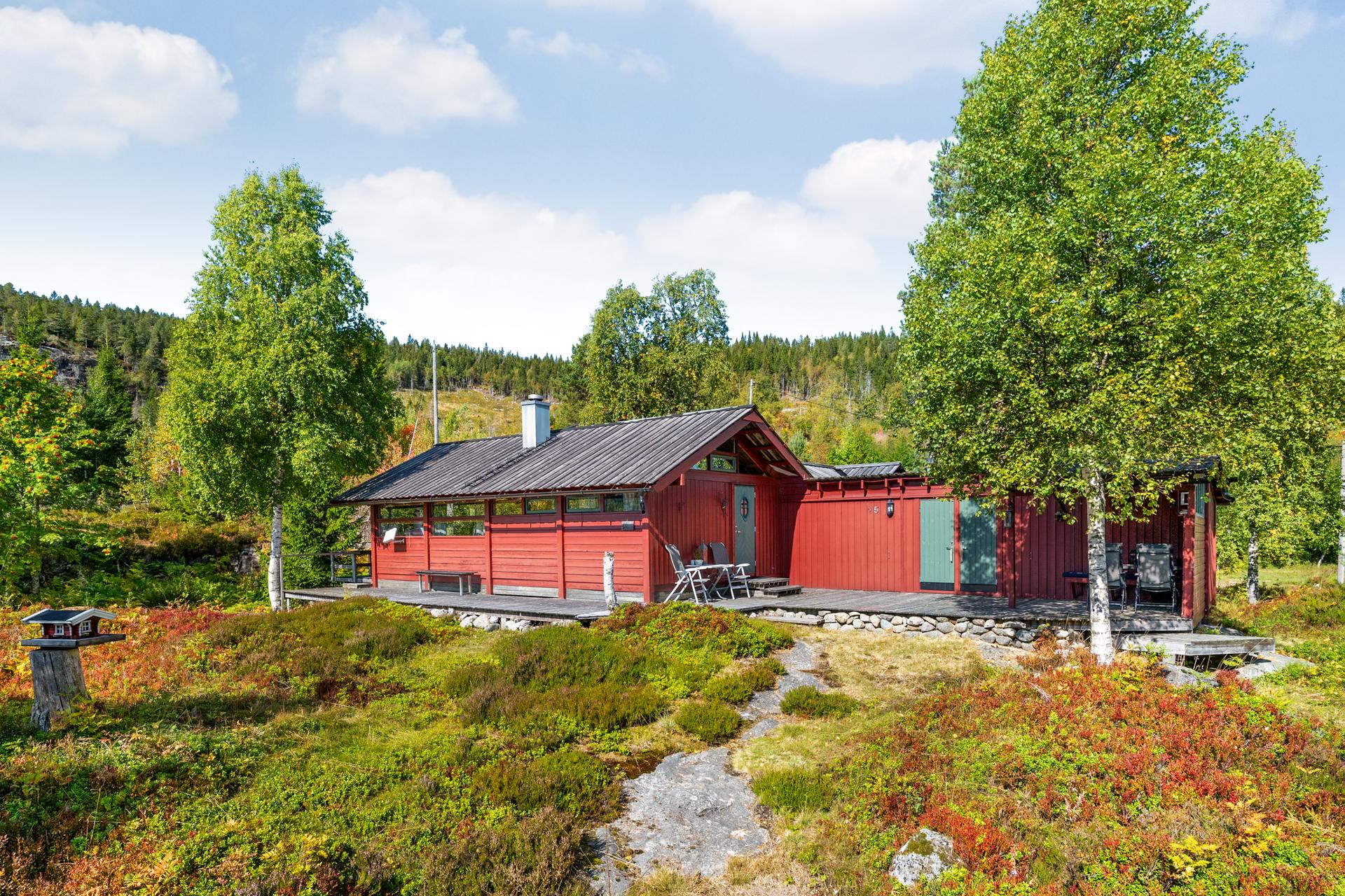 Eiendommen er en naturtomt som glir sømløst inn i det omkringliggende landskapet.. Bilde nummer 2 av 3