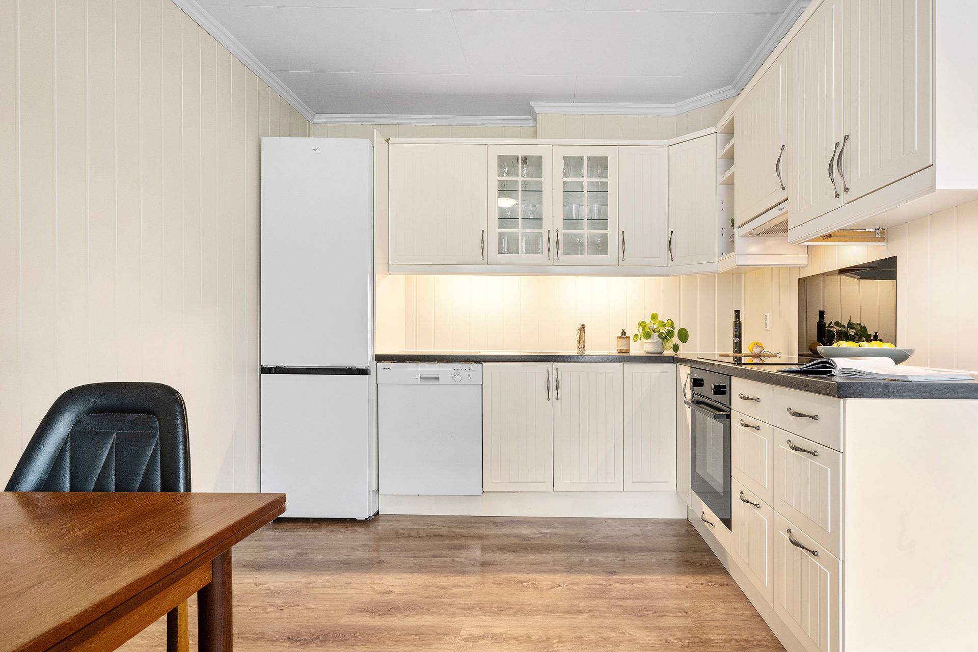 Kjøkkeninnreiing frå IKEA med integrert induksjonstopp og ny steikeomn.. Bilde nummer 2 av 3