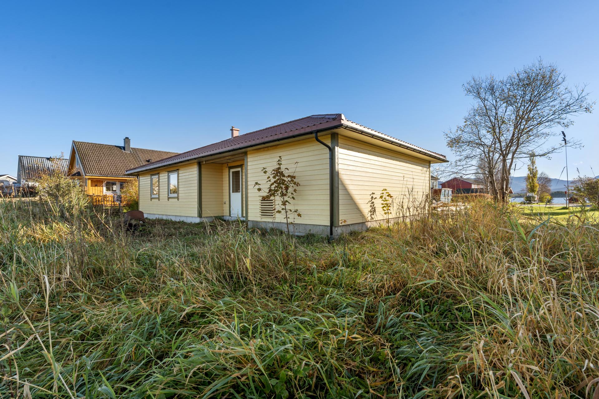 Frittliggende enebolig over ett plan med 3 soverom/ Integrert garasje . Bilde nummer 2 av 3
