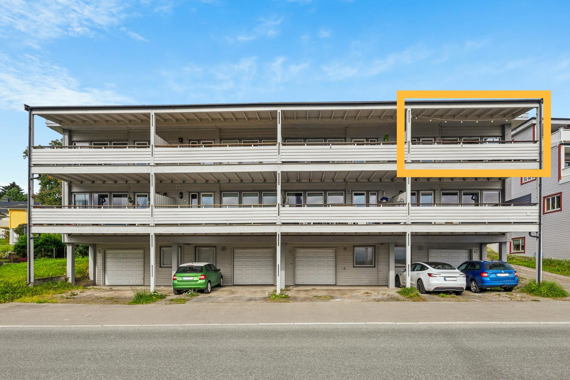 Leiligheten ligger fint til på ende med gode utsiktsforhold og parkering i carport. . Bilde nummer 3 av 3