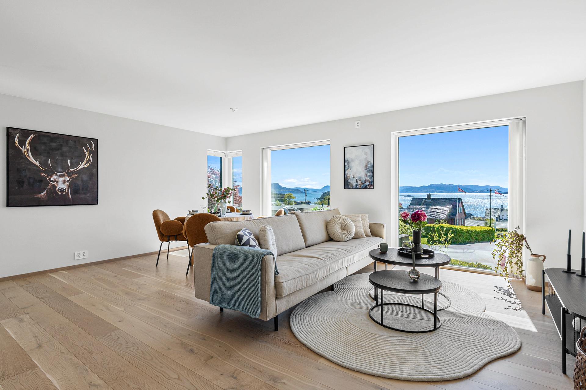 Den perfekte boligen for dem som ser etter en lettstelt bolig på ett plan som inkl. garasjeplass og boder i underetasjen. Bilde nummer 1 av 3