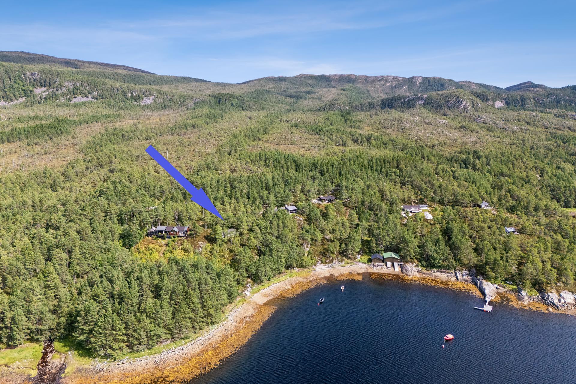 EiendomsMegler1 v/Anbjørn Ulseth har glede av å presentere Lesundvegen 480
Foto: Efkt/Vilde K. Dahl . Bilde nummer 1 av 3