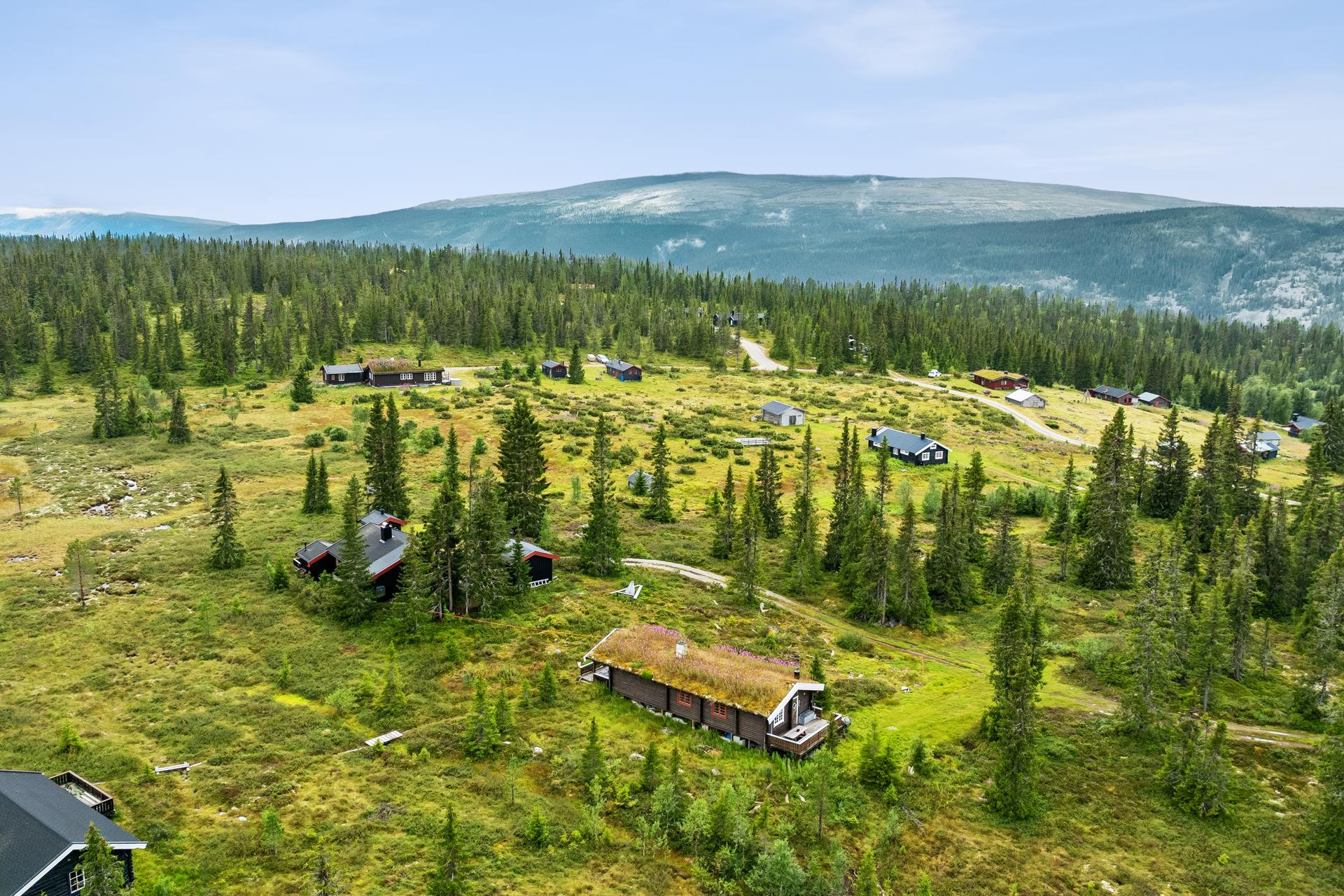 Eiendommen ligger vest for Hyllsjøen, nær Heggeriset i Engerdal kommune.. Bilde nummer 2 av 3