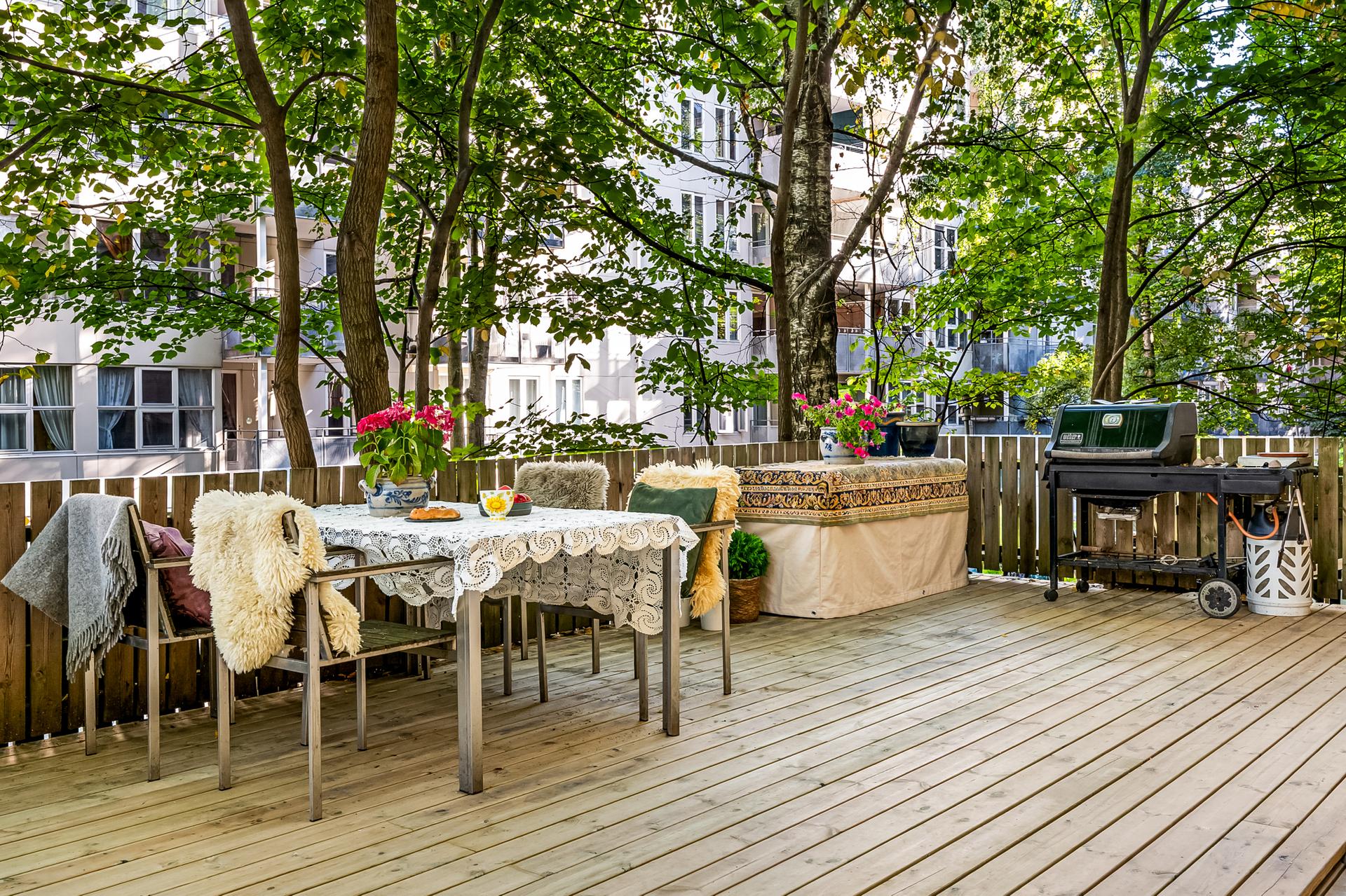 Leiligheten disponerer en privat og skjermet markterrasse på hele 55m²! . Bilde nummer 2 av 3