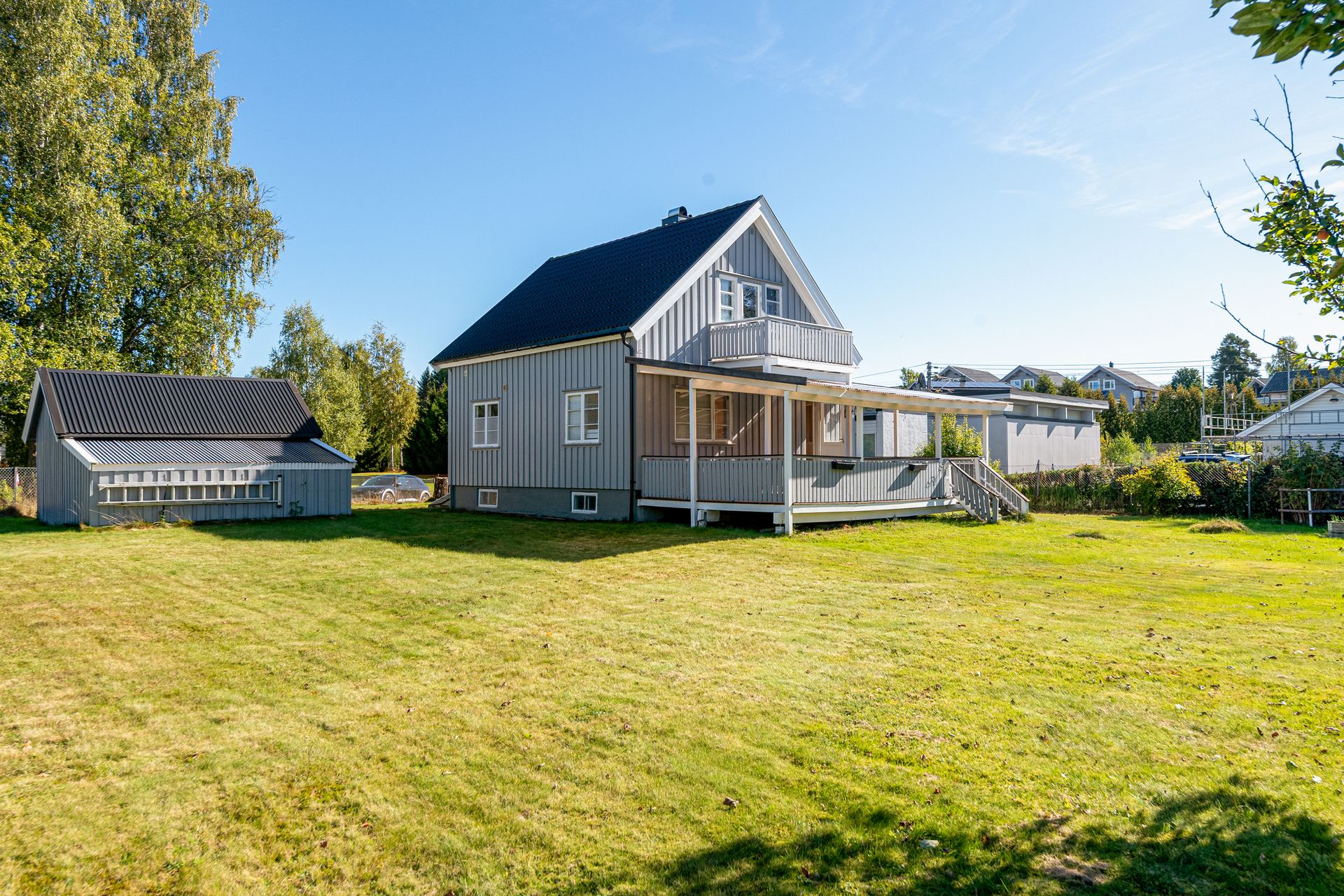 Enebolig over to etasjer pluss underetasje/ kjeller med stor tomt, frittstående garasje og overbygd terrasse.. Bilde nummer 2 av 3