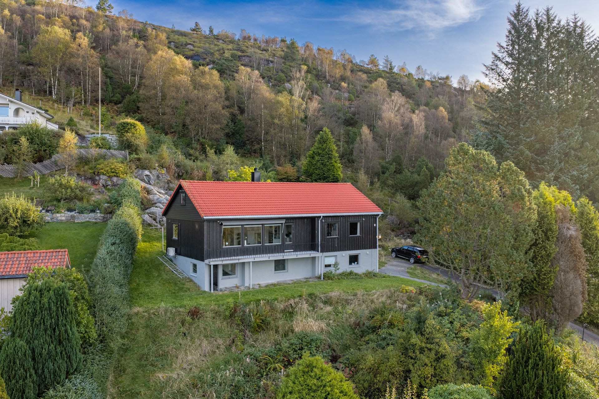 Velkommen til Aksdalsvegen 176. Innholdsrik enebolig over tre plan. Foto: Vestbris. Bilde nummer 1 av 3