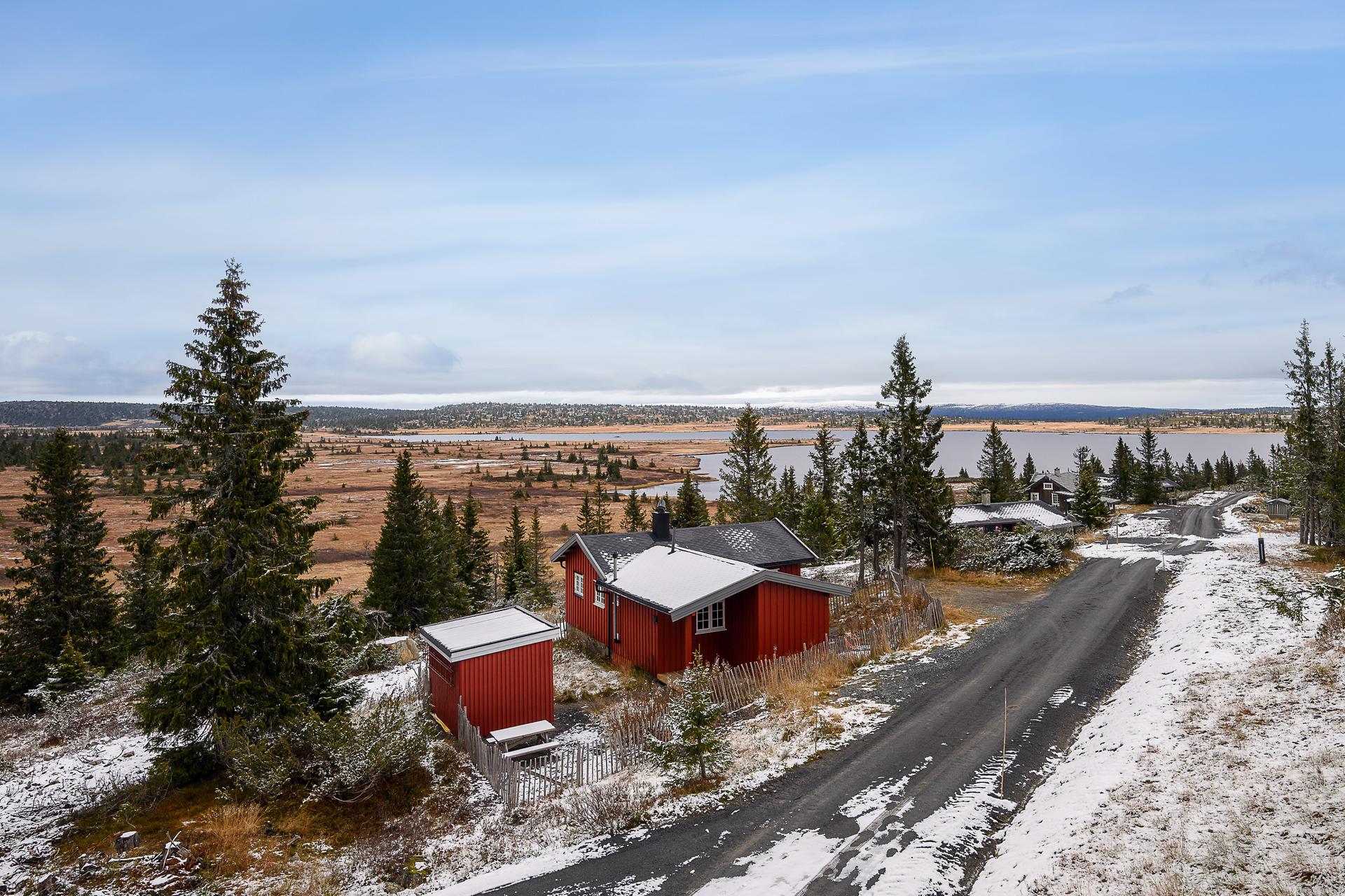 Fritidseiendom i åpent fjellterreng ved Kroksjøen med vidstrakt utsikt og umiddelbar nærhet til skiløypene.. Bilde nummer 2 av 3