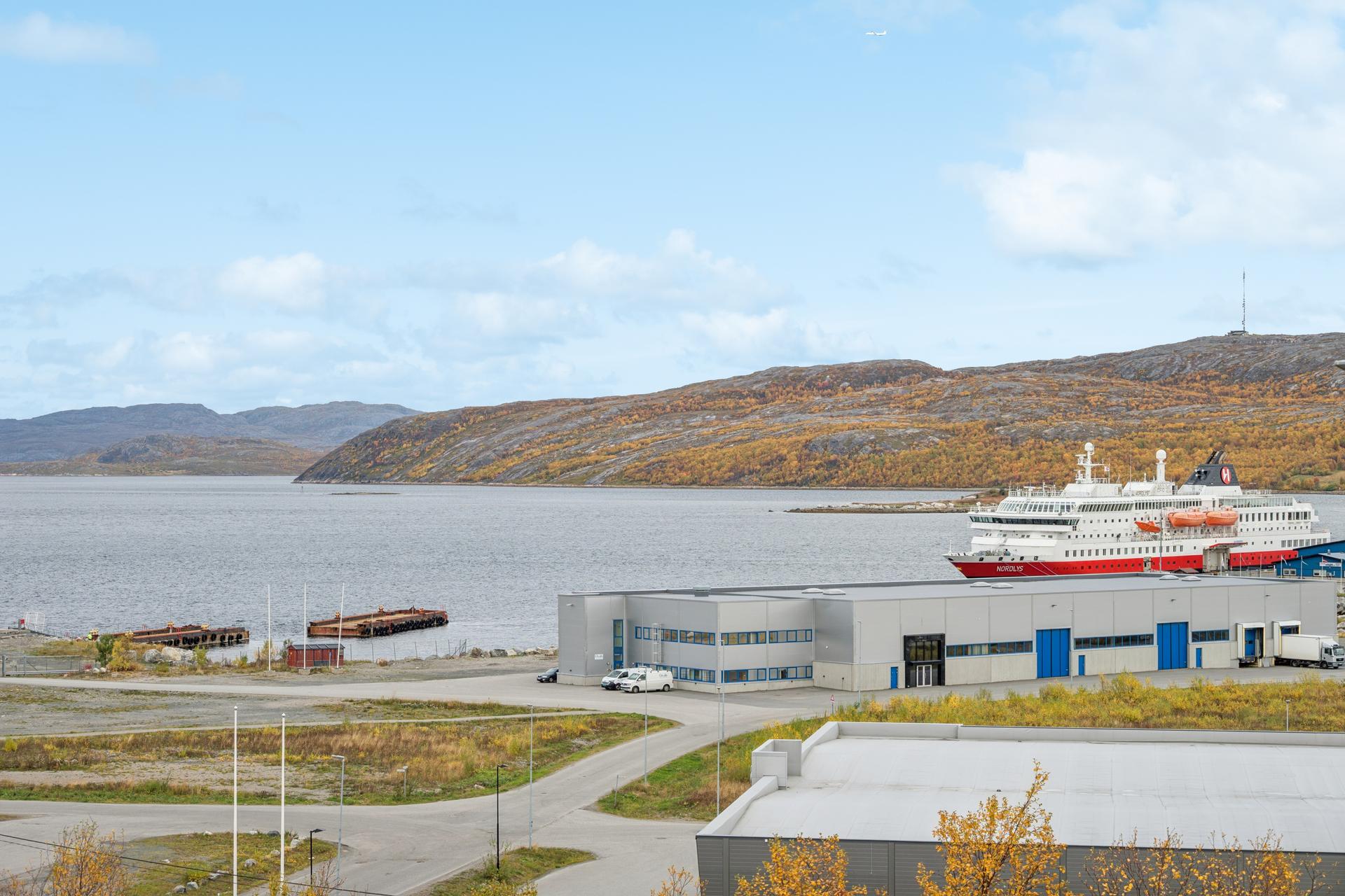 Flott utsikt over Bøkfjorden med Kystrutens anløpskai i forgrunnen.. Bilde nummer 3 av 3