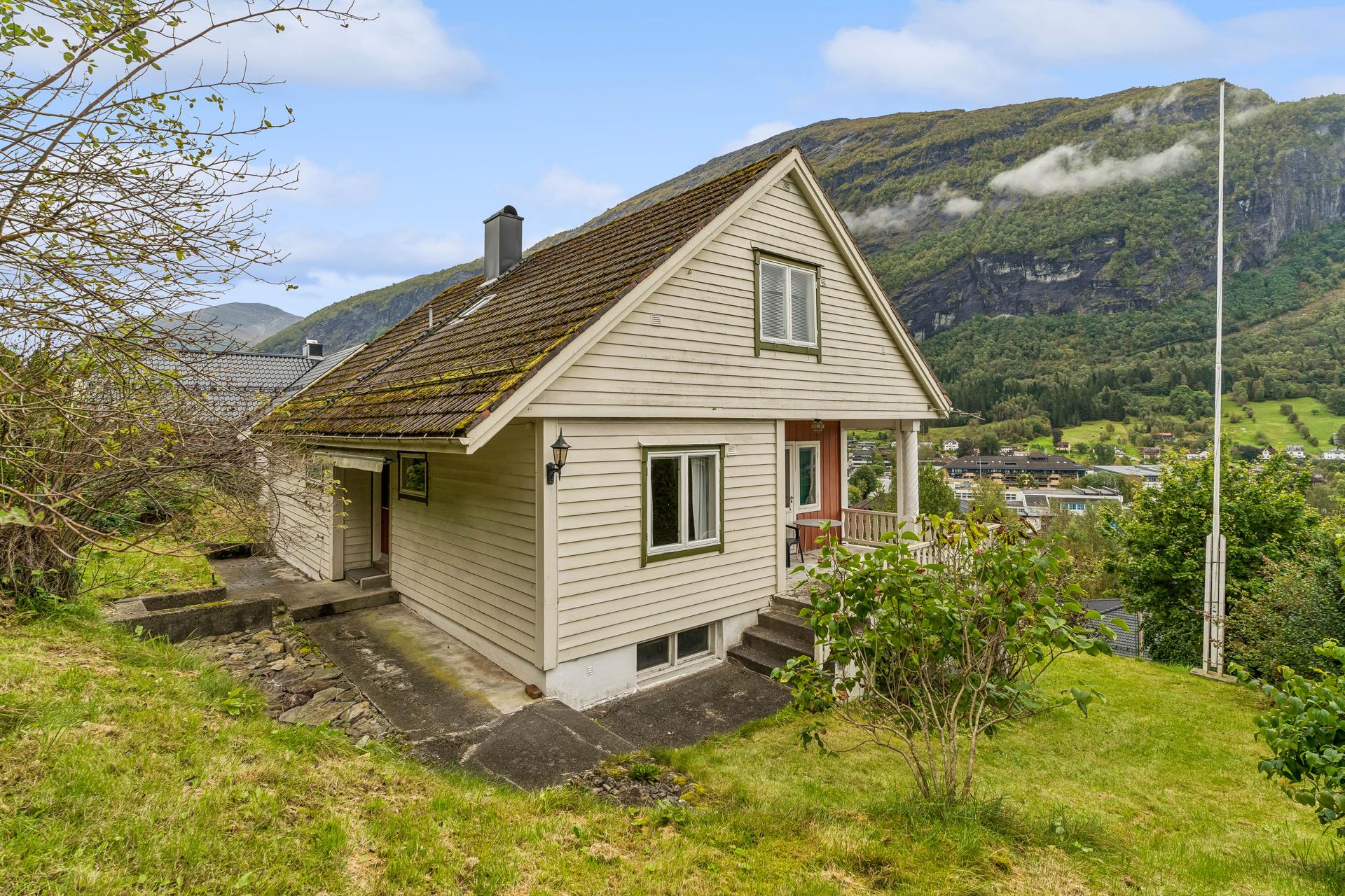 Frittliggjande einebustad over tre plan med fint utsikt mot bygda, fjorden og fjellheimen. . Bilde nummer 2 av 3