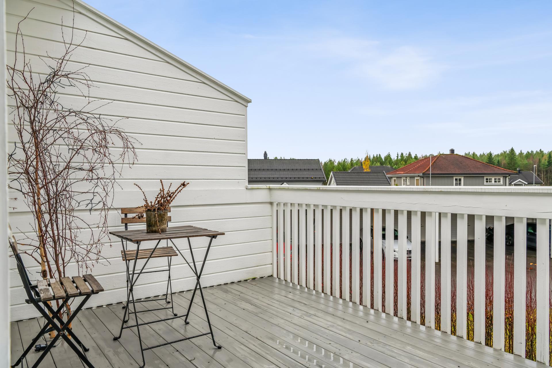Balkongen vender mot vest og har fint utsyn over sameiets fellesområde.. Bilde nummer 3 av 3