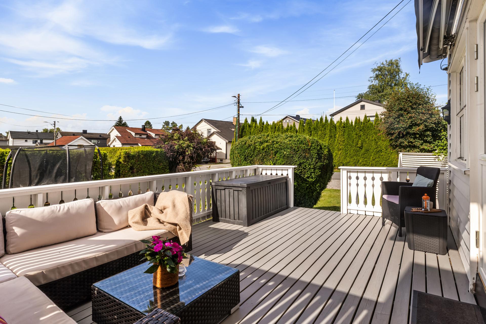 Stor, sydvendt terrasse på ca. 17 m² med god plass til utemøbler.. Bilde nummer 3 av 3