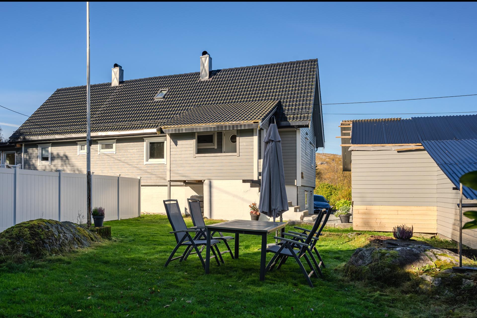 EiendomsMegler 1 v/Merete Seim har gleden av å presentere Fjæreidevegen 266A. (Foto: Benjamin Joseph Dowling). Bilde nummer 1 av 3