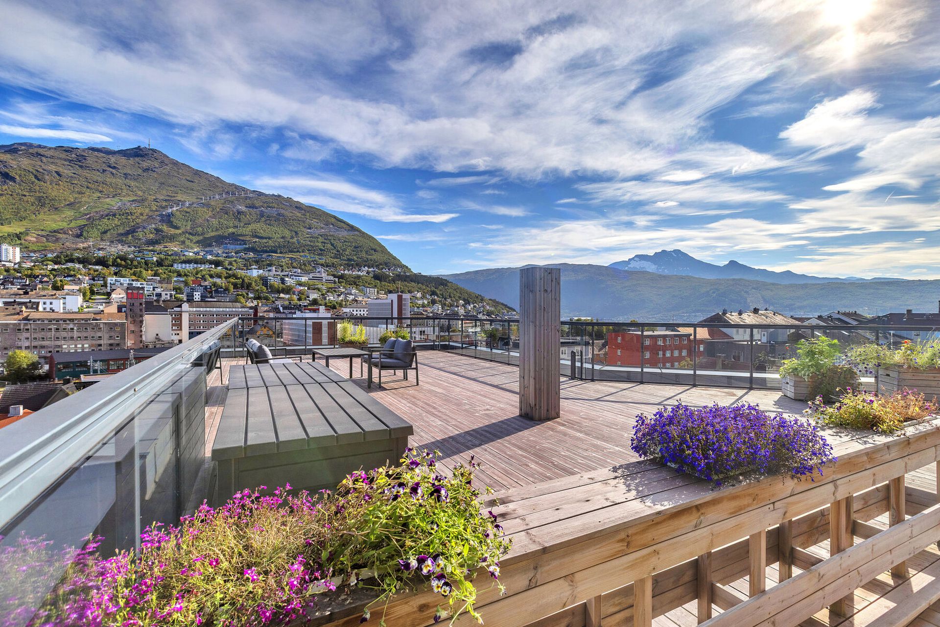 Stor felles takterrasse med 360 graders utsikt og sol. Bilde nummer 3 av 3