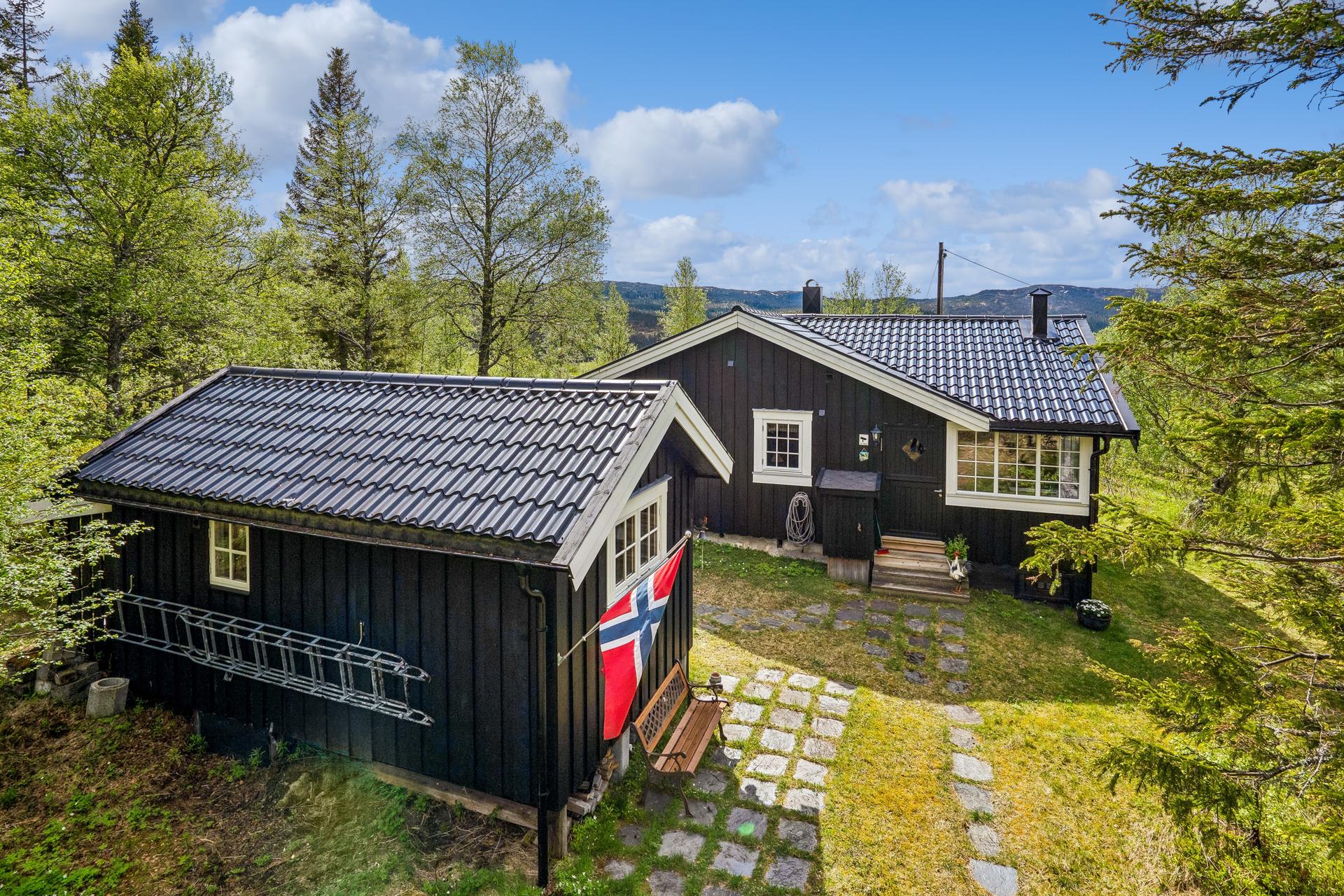 Oliver Almli Reinås v/ EiendomsMegler 1 presenterer: Ytteråsvegen 680. (Hanne Larsen, EFKT). Bilde nummer 1 av 3