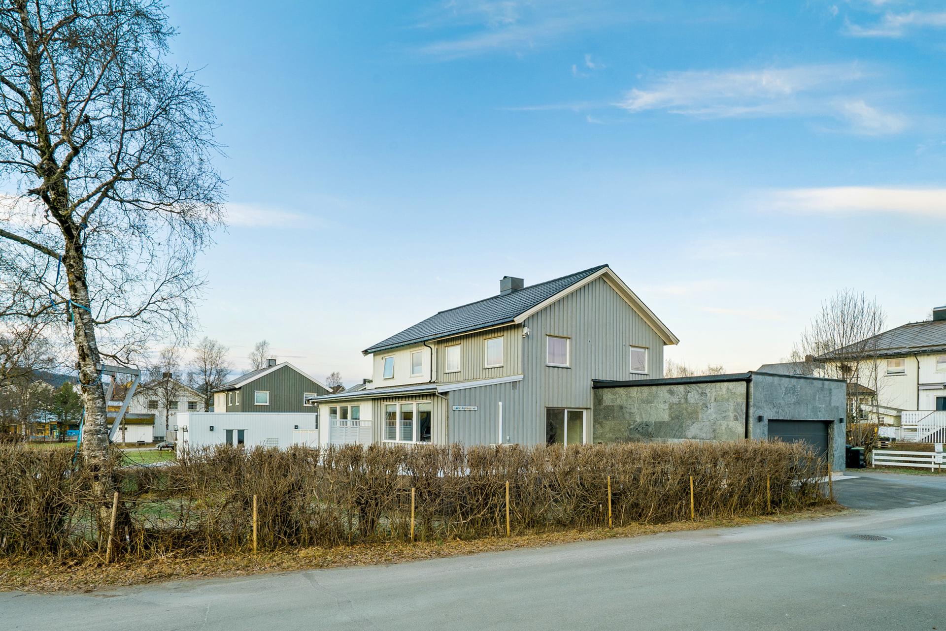 Velkommen til en sjarmerende halvpart av tomannsbolig som kombinerer nærhet til sentrum med en rolig og behagelig atmosfære.. Bilde nummer 2 av 3