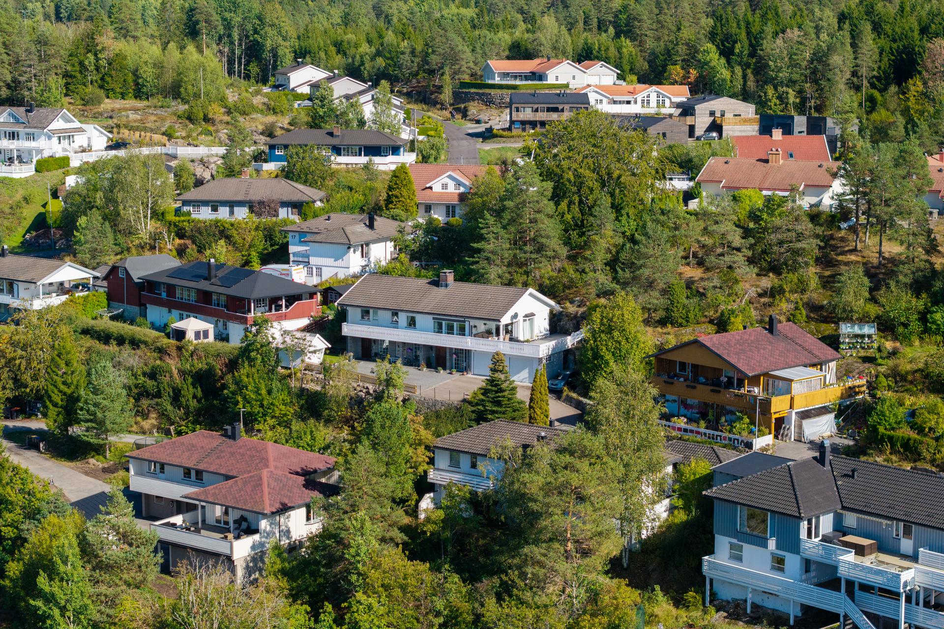 Eiendommen har en fin og tilbaketrukket plassering i et veletablert eneboligfelt i Kodal i Sandefjord kommune.. Bilde nummer 2 av 3